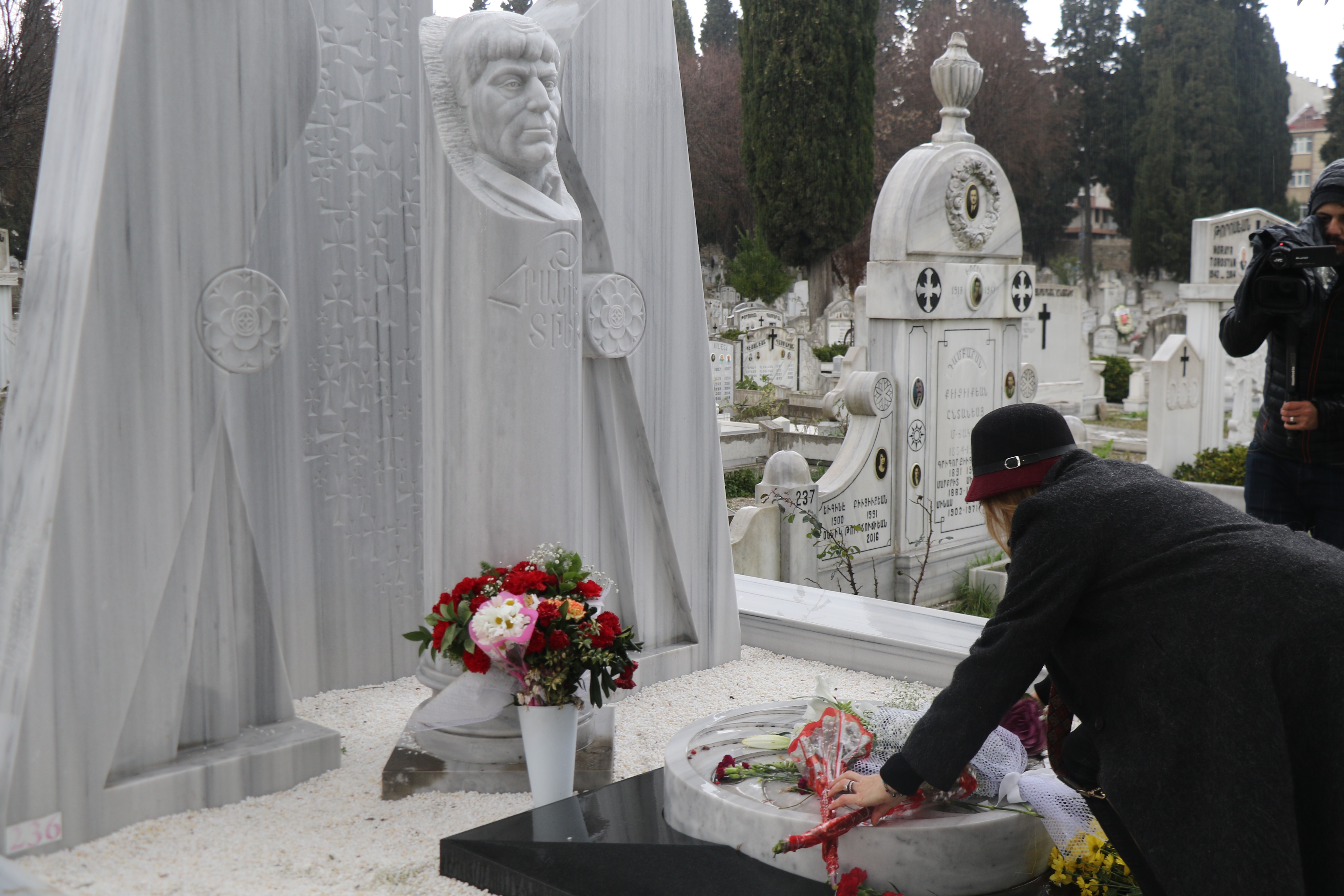 Hrant Dink'in mezarı başında anıldı