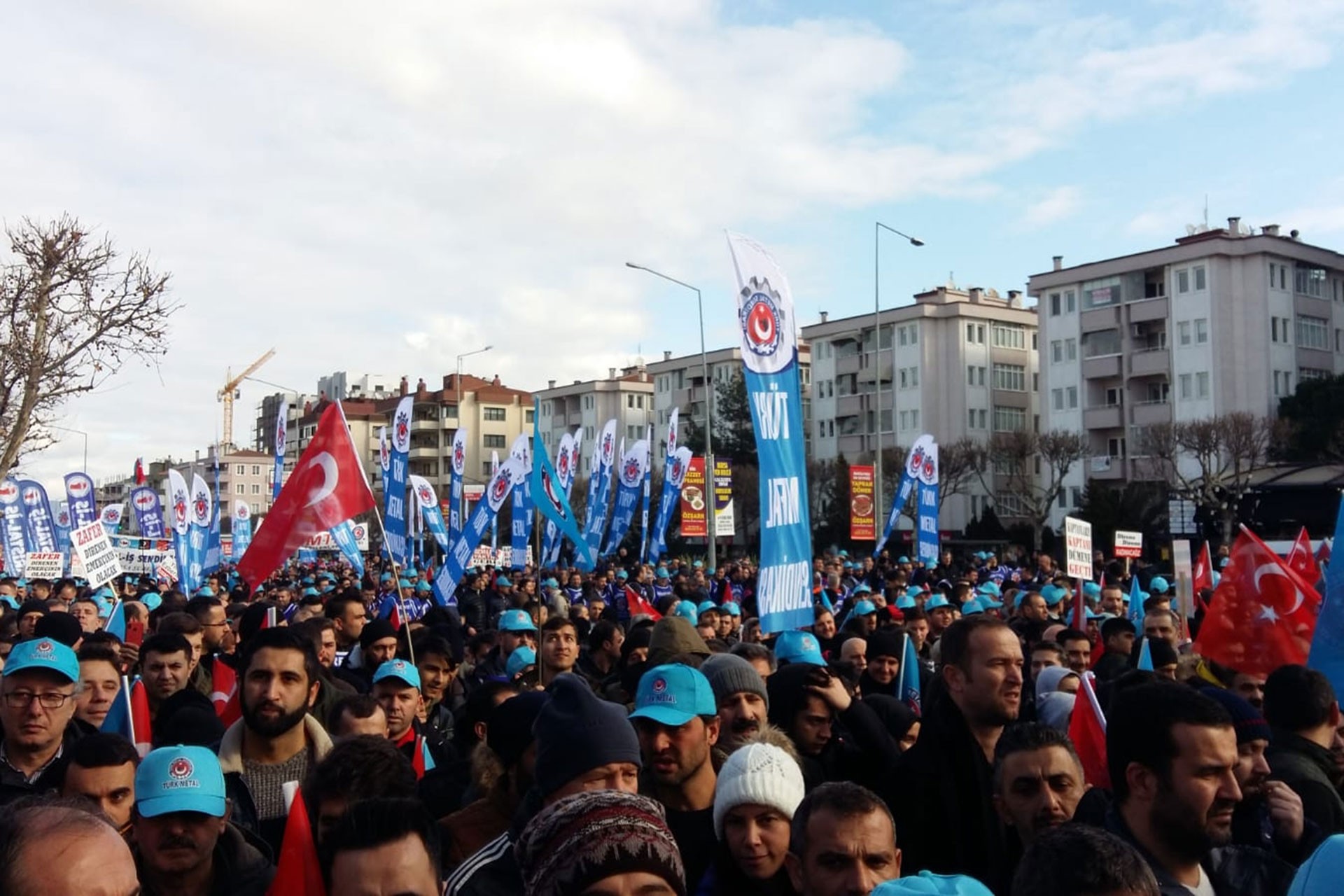 Bursa'da miting alanındaki metal işçileri