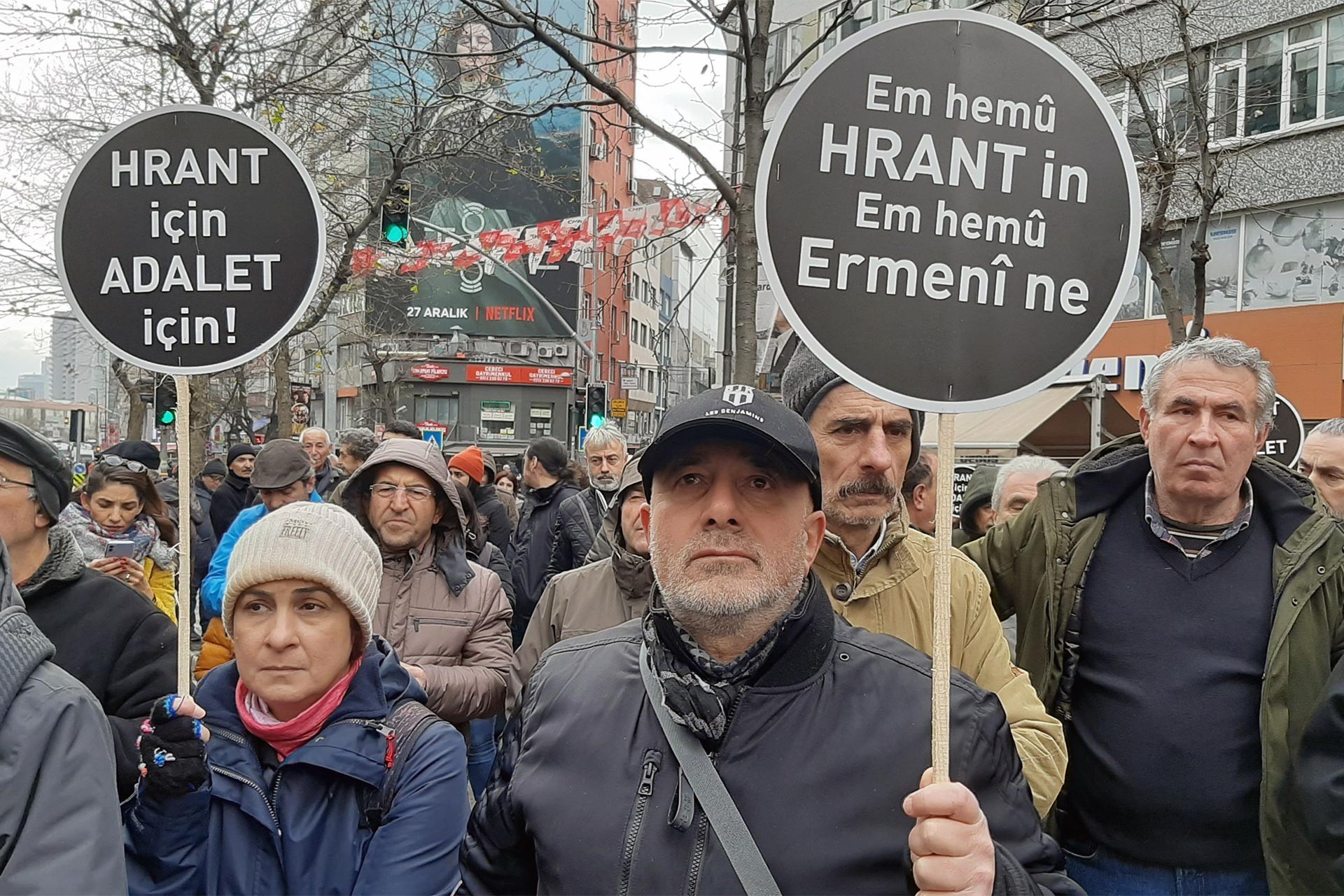 Hrant Dink anması için Agos eski binası önünde bir araya gelen kalabalık ve taşıdıkları dövizler