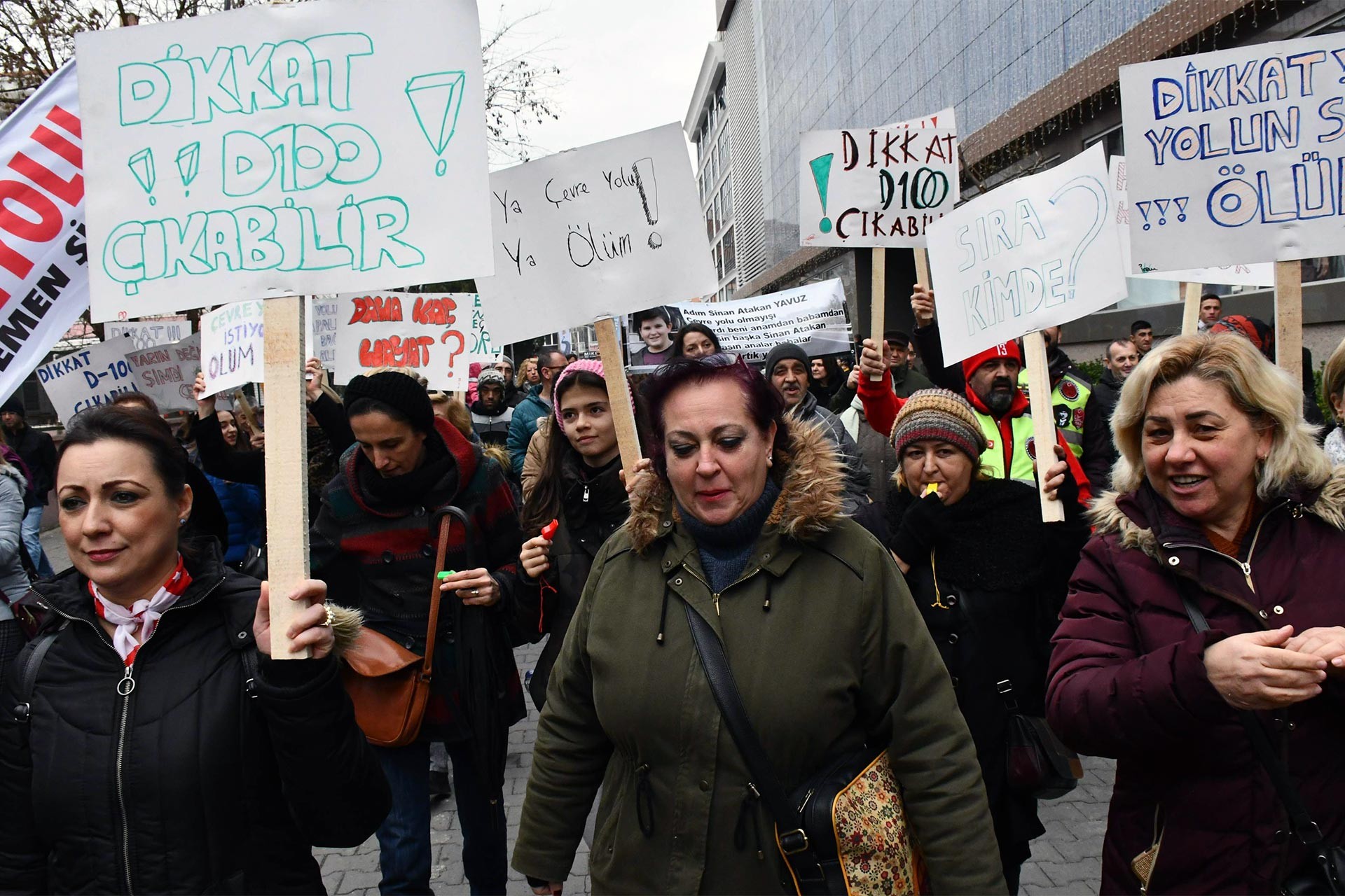 D100'de yaşanan trafik kazalarını protesto eden Lüleburgaz halkı