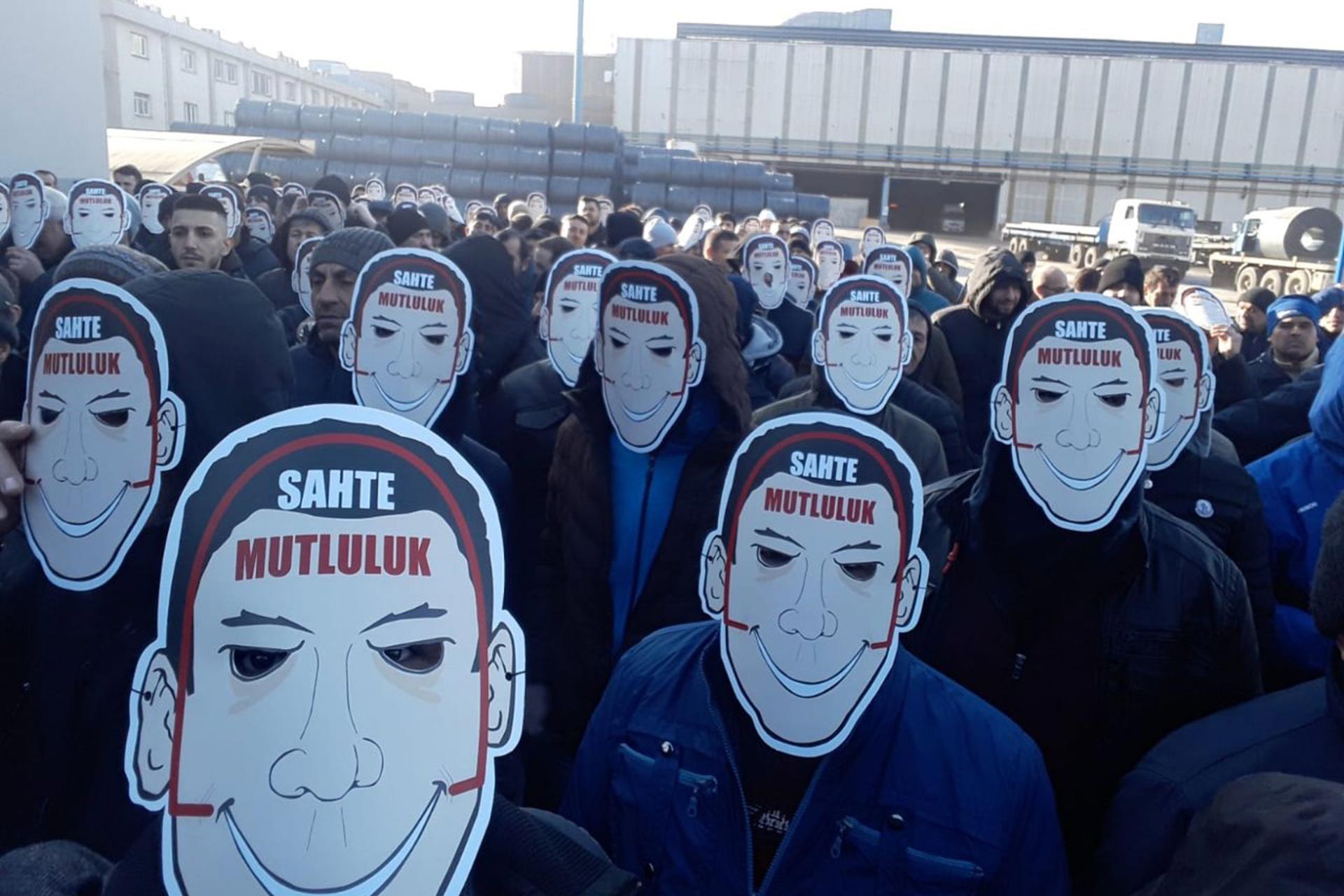 Türk Metal üyesi işçiler yüzlerinde 'sahte mutluluk' maskesi takarak eylem yaptı