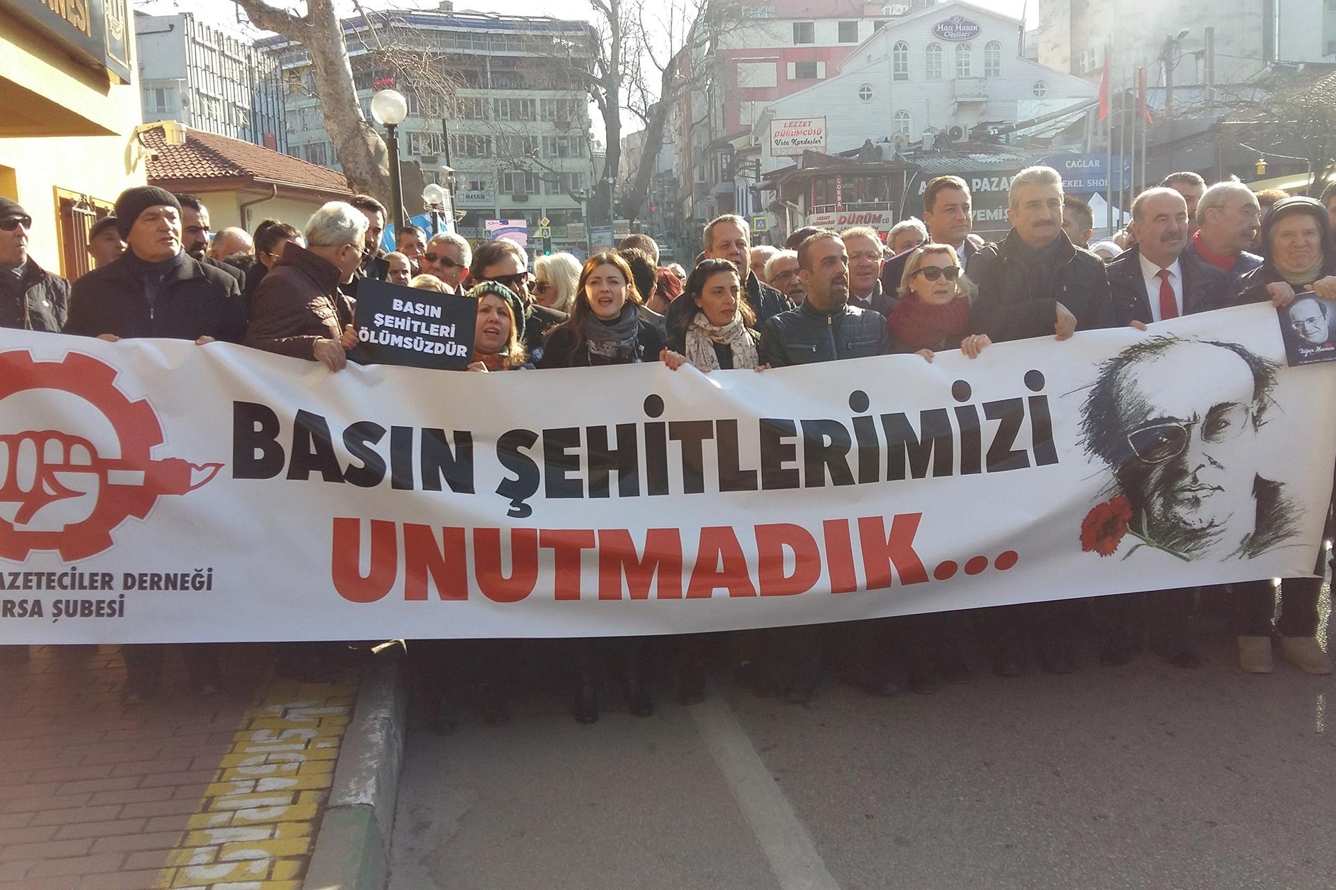 Uğur Mumcu, Bursa'da Çağdaş Gazeteciler Derneğinin çağrısıyla yapılan eylemle anıldı