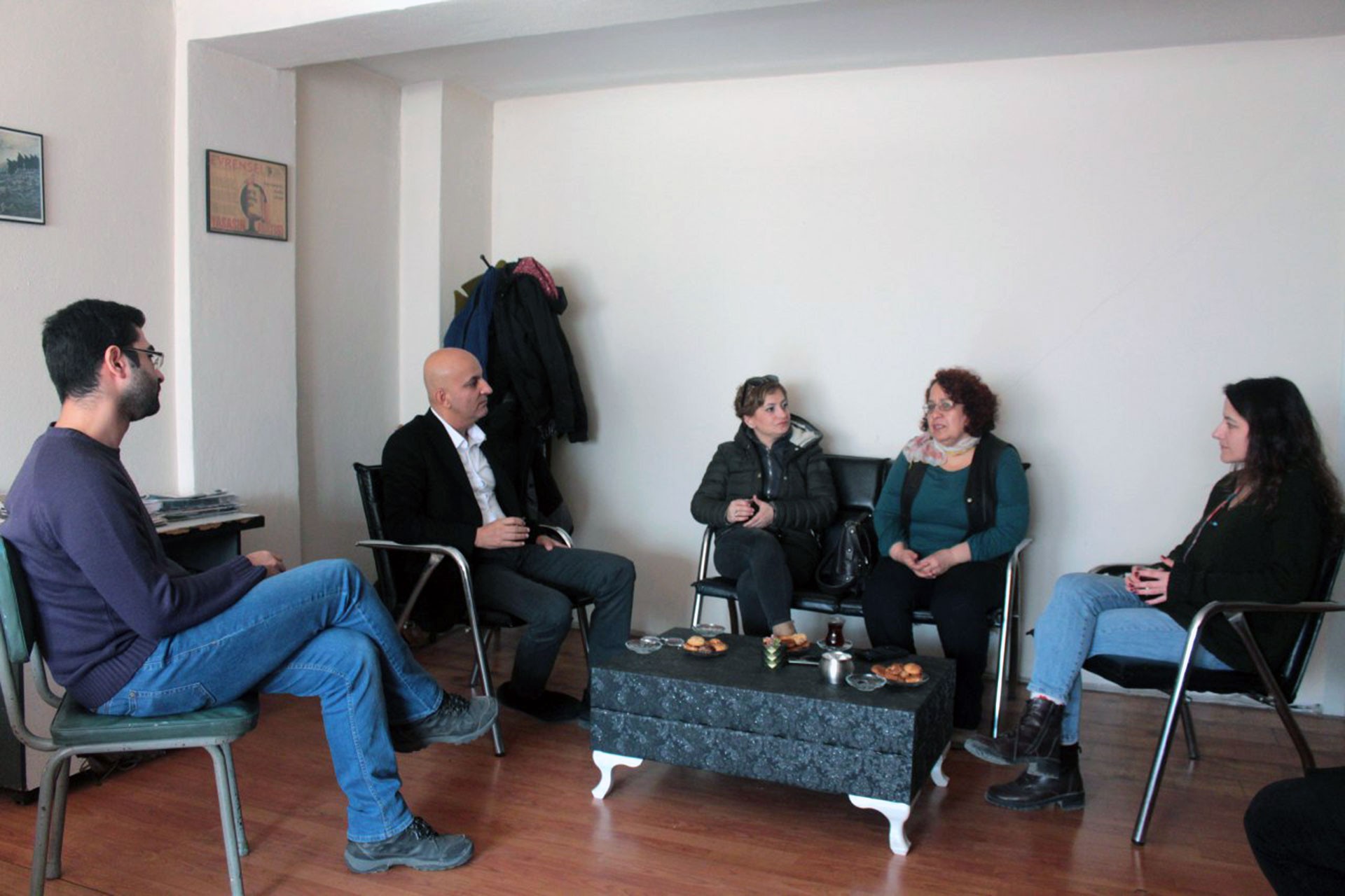 CHP Milletvekili Mahir Polat Evrensel'i ziyareti sırasında sohbet ederken