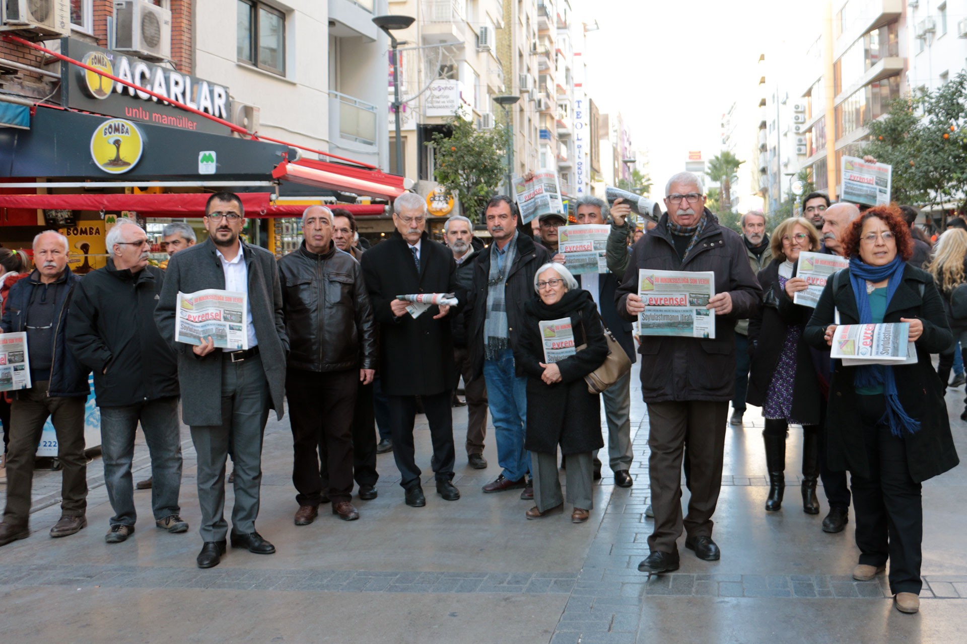 İzmir’de Evrensel’le dayanışma etkinliğinde ortak mücadele vurgusu
