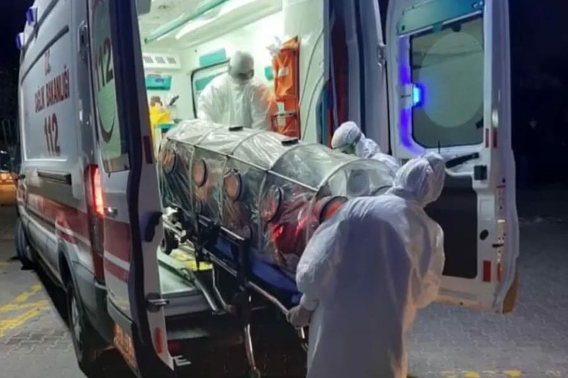 Koronavirüs şüphesiyle karantinaya alınan hasta, ambulans ve sağlık personelleri