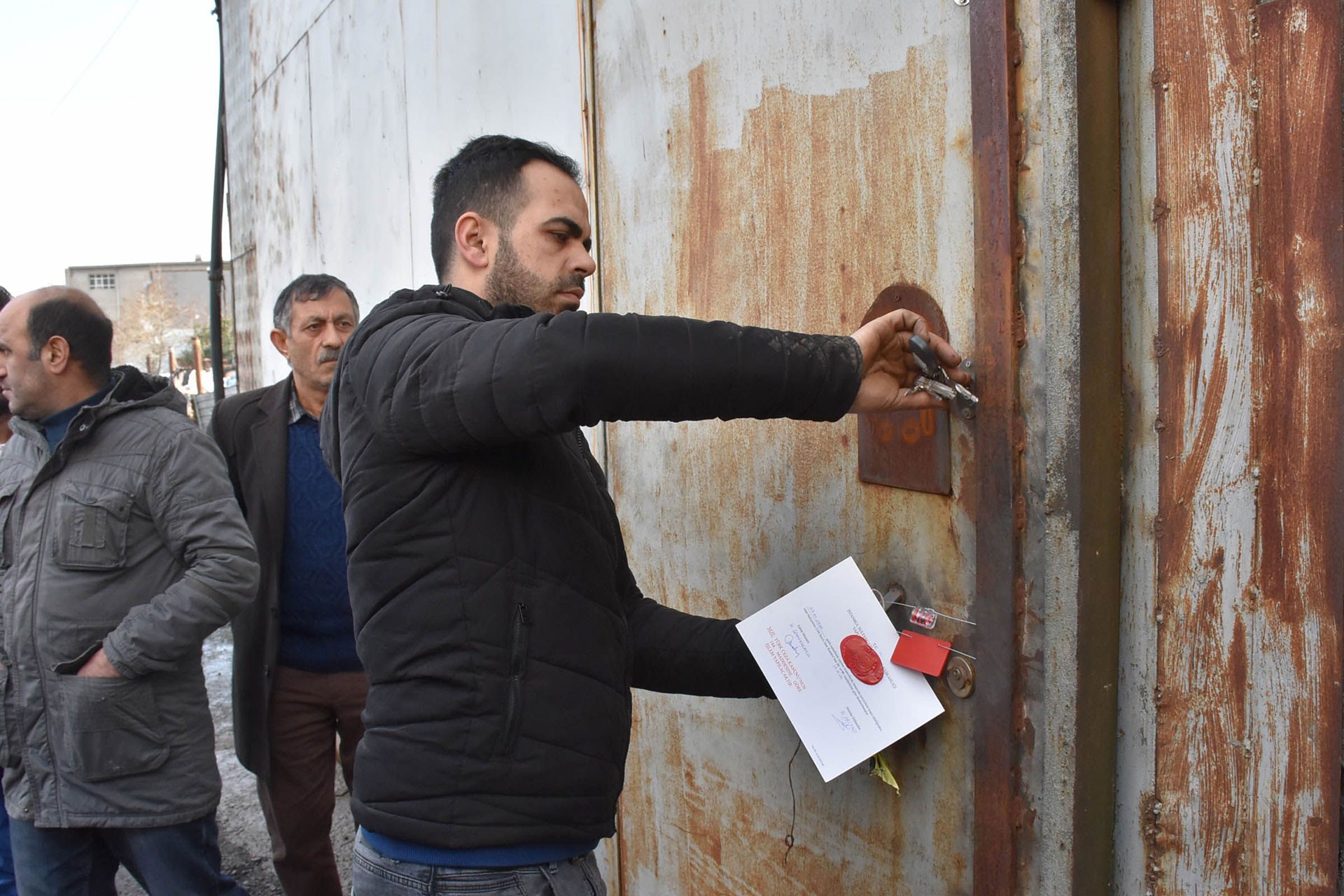 Tavanı çöken atölyenin bulunduğu bina mühürlenirken