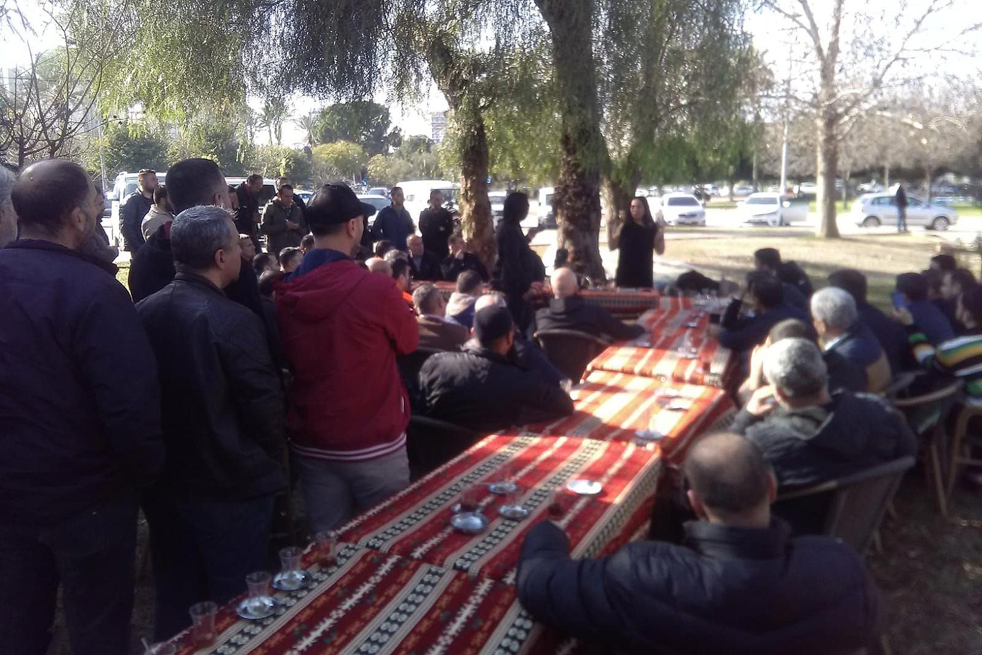 Avukat Leman Türkmenoğlu, TEMSA işçileri ile  toplantı yaparken