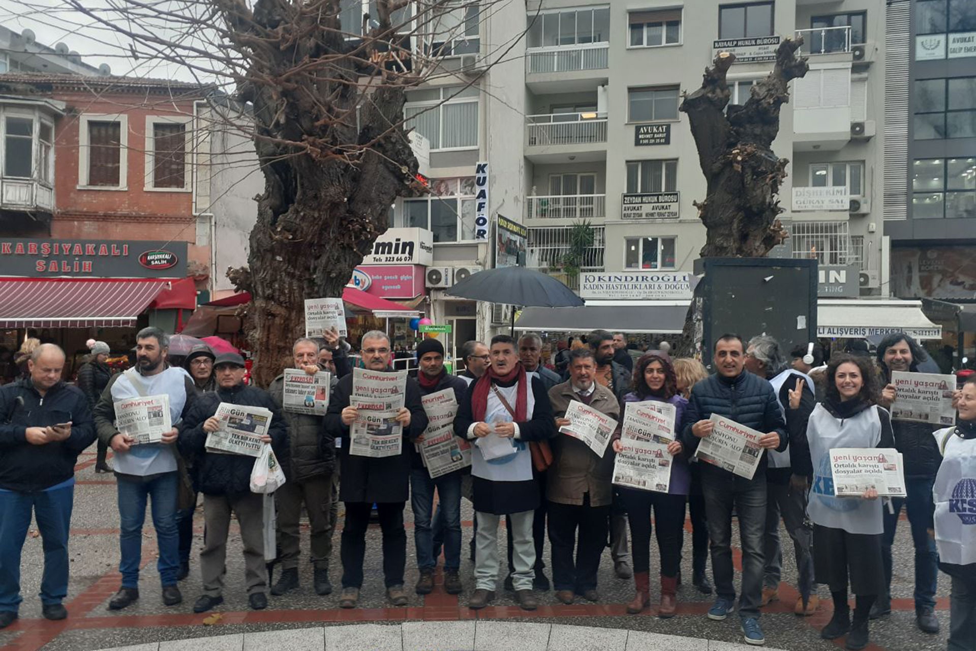 KESK İzmir Şubeler Platformu, özgür basın üzerindeki baskıları kınamak için açıklama yaparken