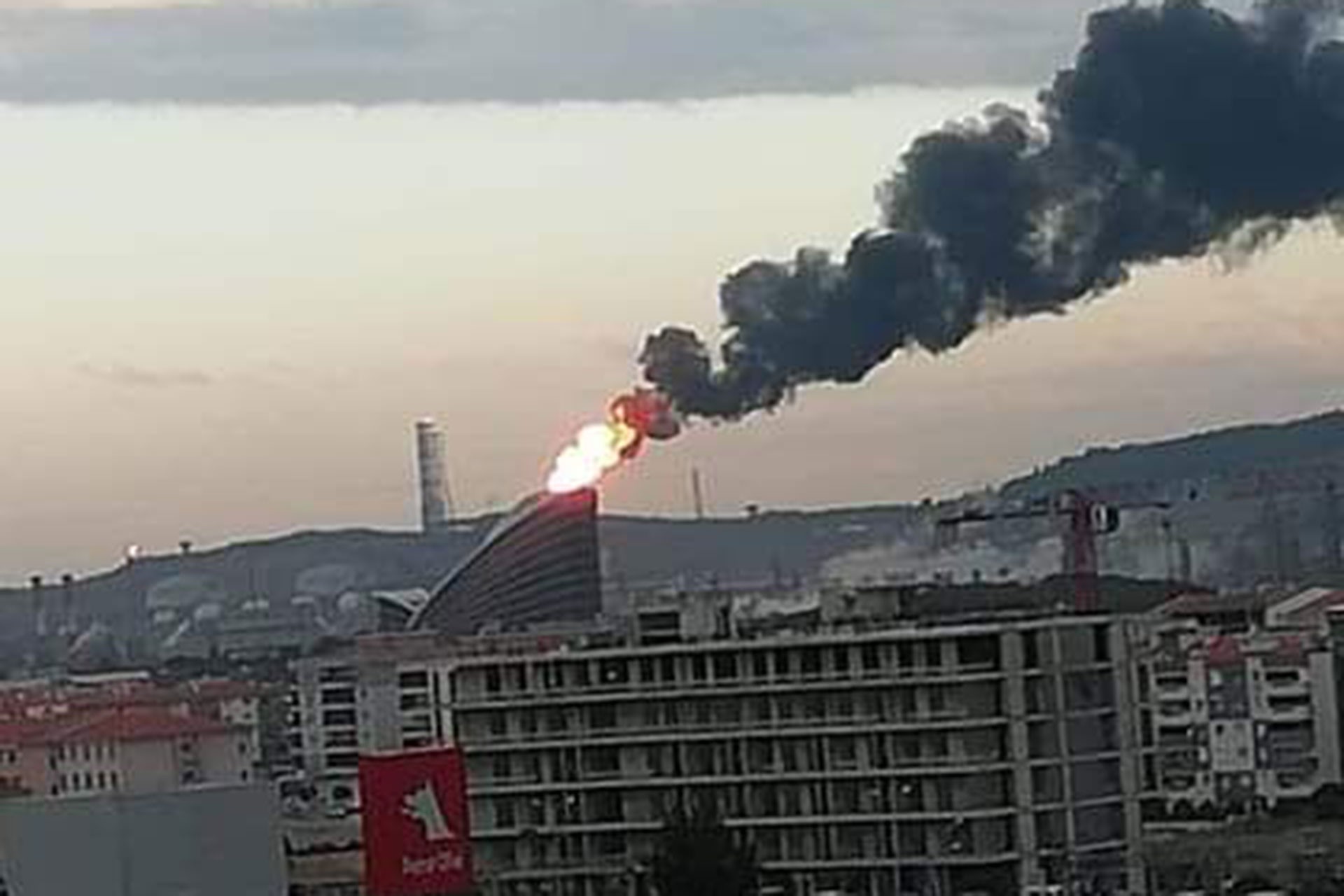 Aliağa'da Petkim bacasından yoğun dumanlar çıkıyor