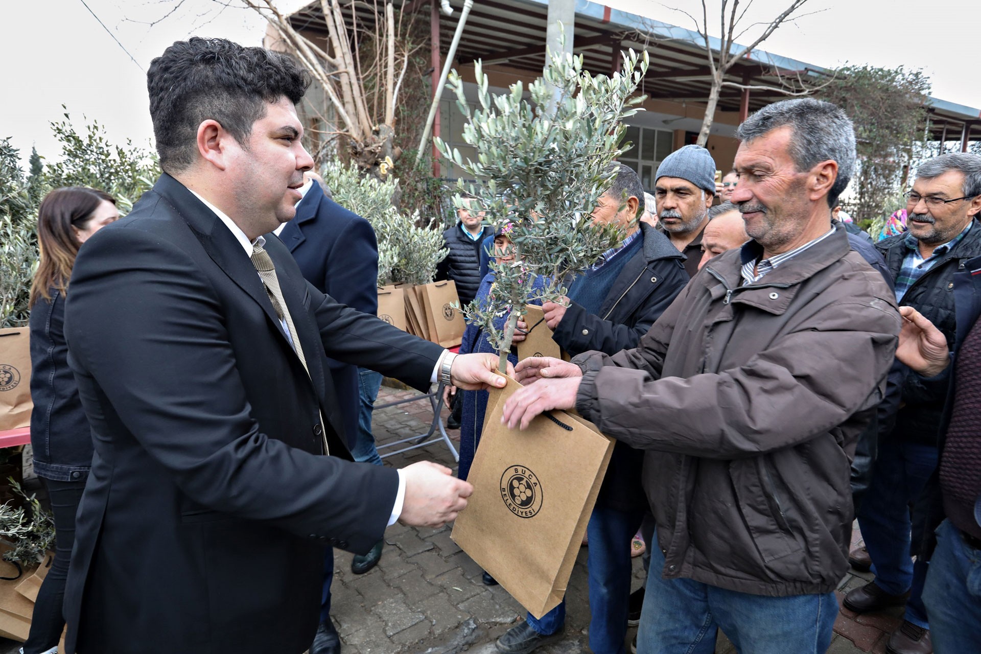 Buca Belediye Başkanı Erhan Kılıç köylülere zeytin fidanı dağıttı.