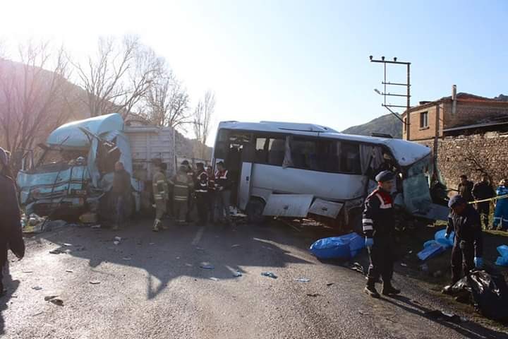 İzmir Bergama'da servis aracı ile kamyon çarpıştı: 4 işçi öldü, 8 işçi yaralı