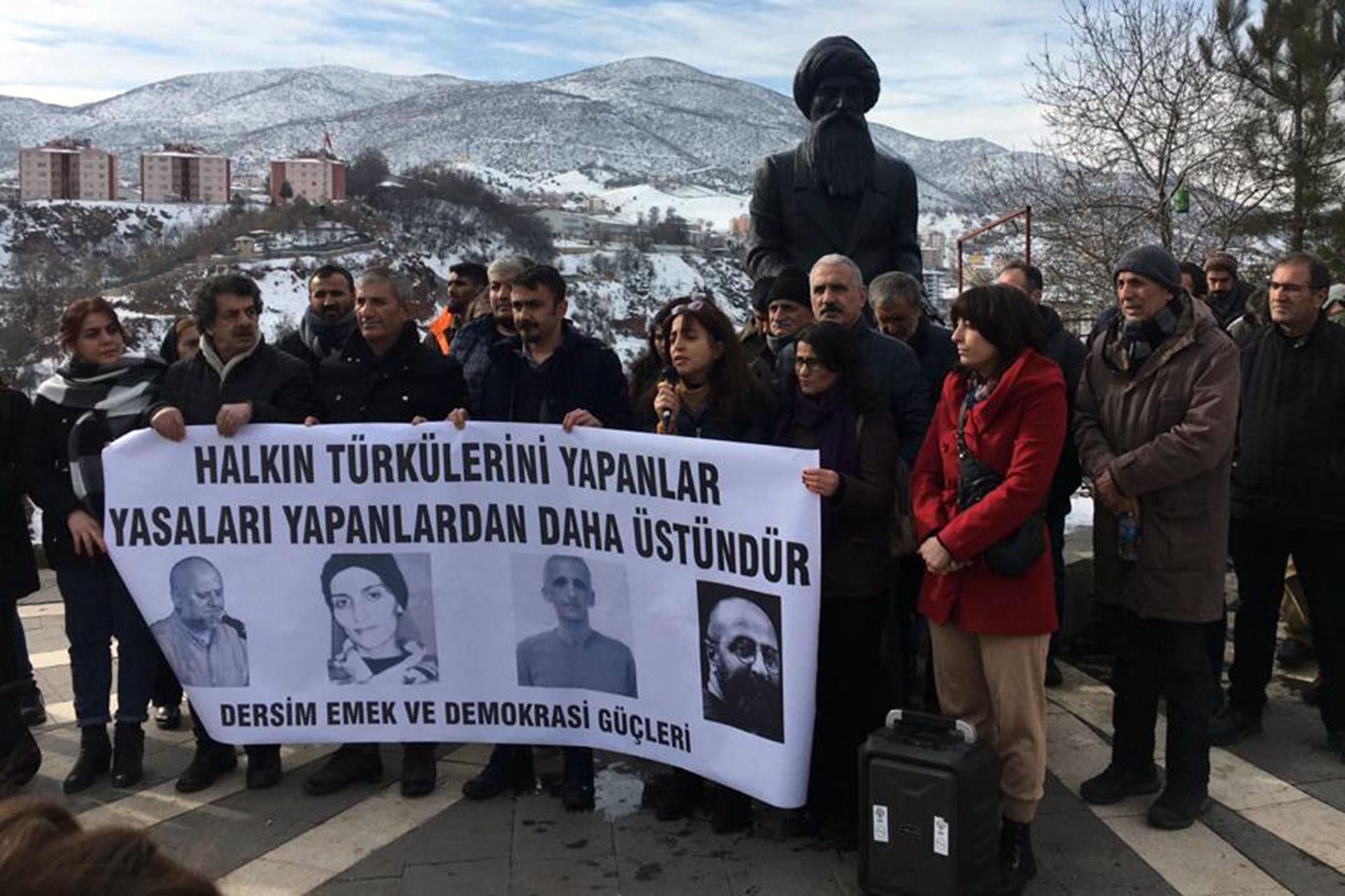 Dersim Emek ve Demokrasi Güçleri, Grup Yorum üyesi müzisyenlerin ve siyasi görüşlerinden dolayı gözaltına alınan tüm sanatçıların serbest bırakılması için Seyit Rıza Meydanı'nda basın açıklama yaparken.