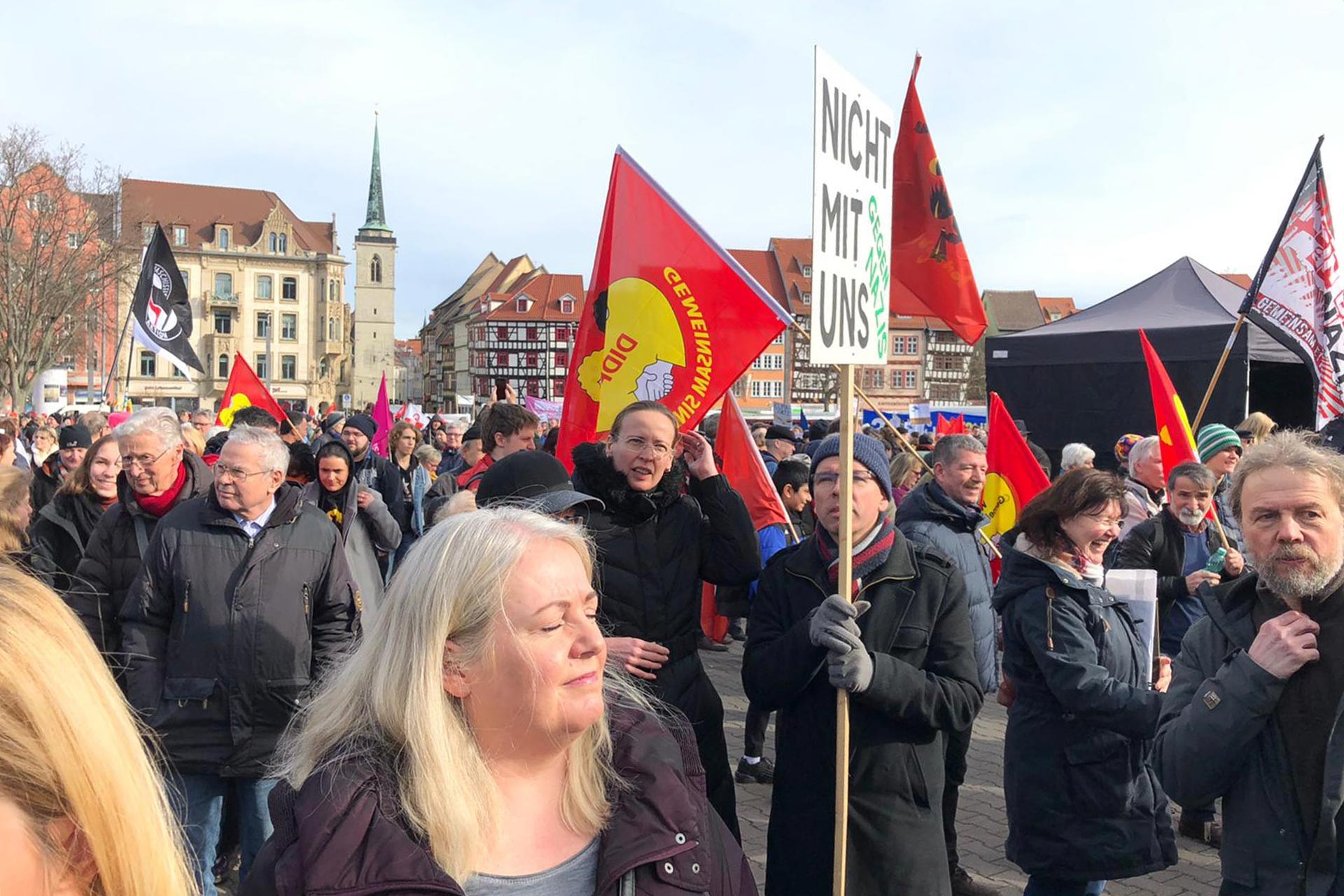 Neonazilerle işbirliği yapılmasına karşı Almanya'nın Erfurt kentinde 18 bin kişinin katıldığı bir miting gerçekleştirildi.