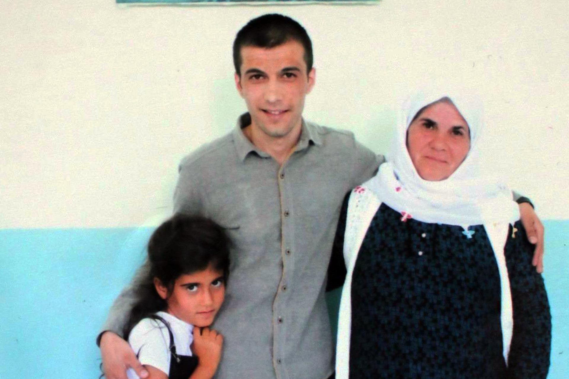 Tutuklu bulunan Reşit İlhan, annesi Ayşe İlhan ile birlikte.