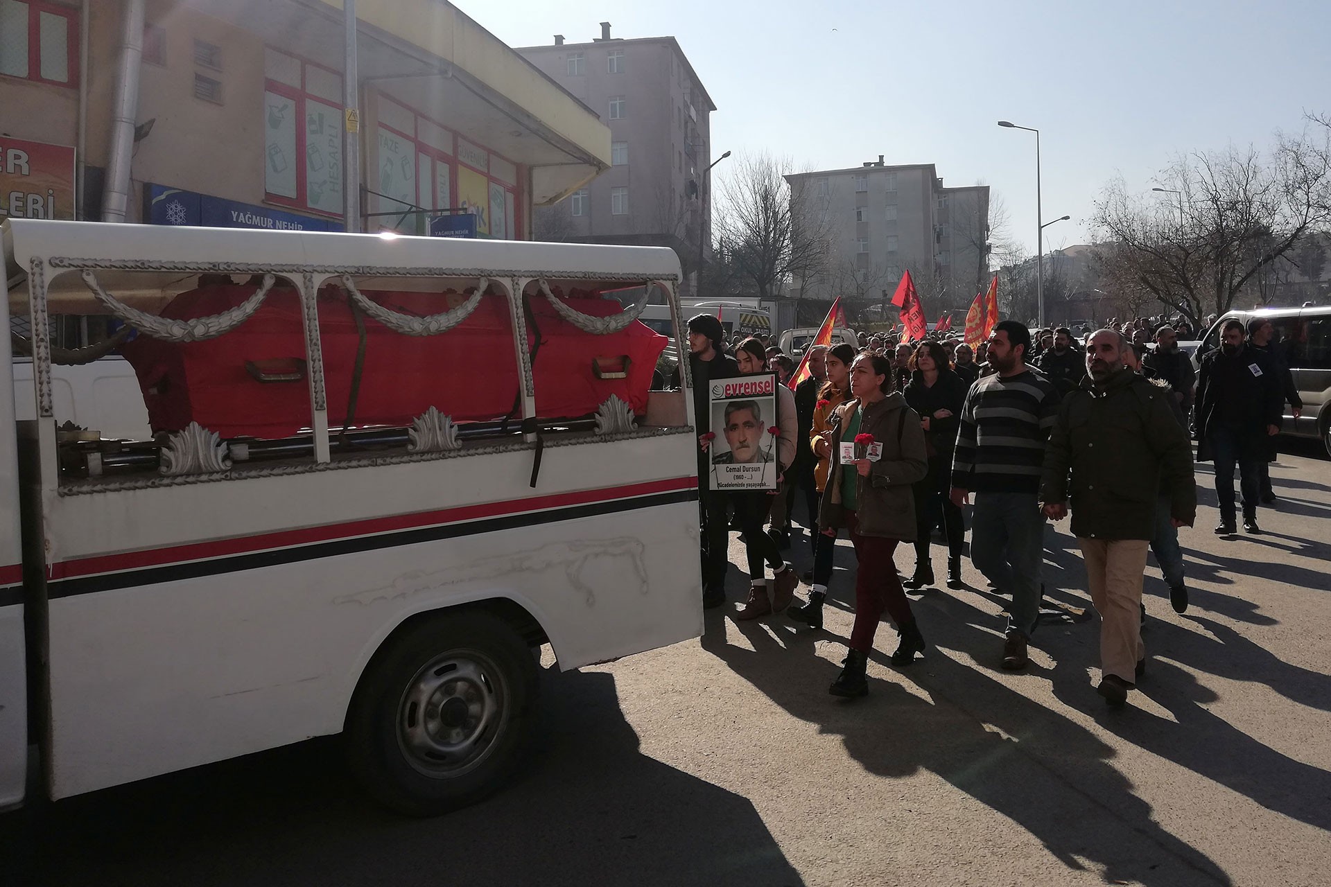 Cenaze aracı (solda) ve Cemal Dursun için yapılan törene katılanlar (sağda)