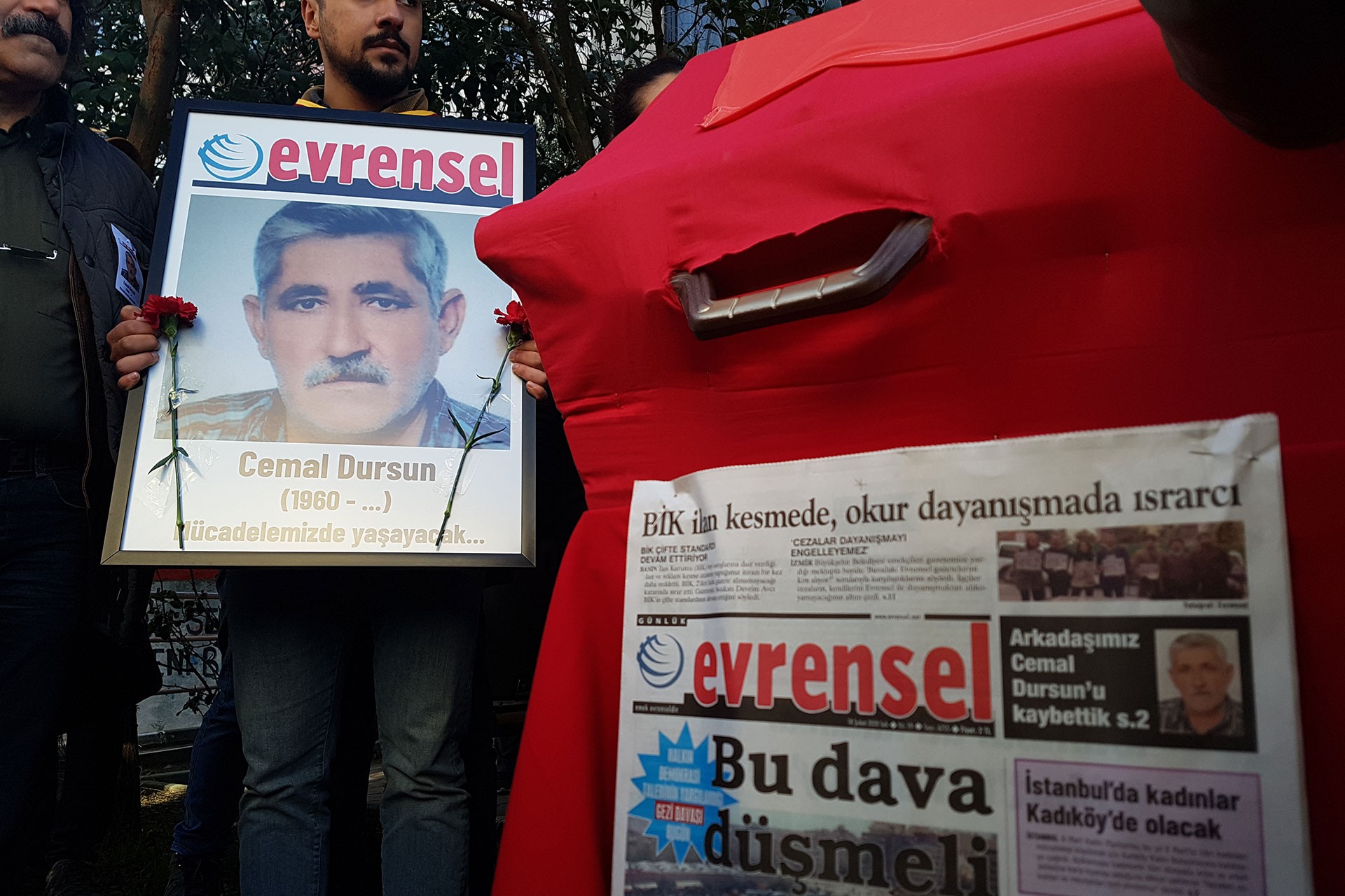 Cemal Dursun'un cenaze töreninde taşınan fotoğrafı (solda) ve Evrensel gazetesi