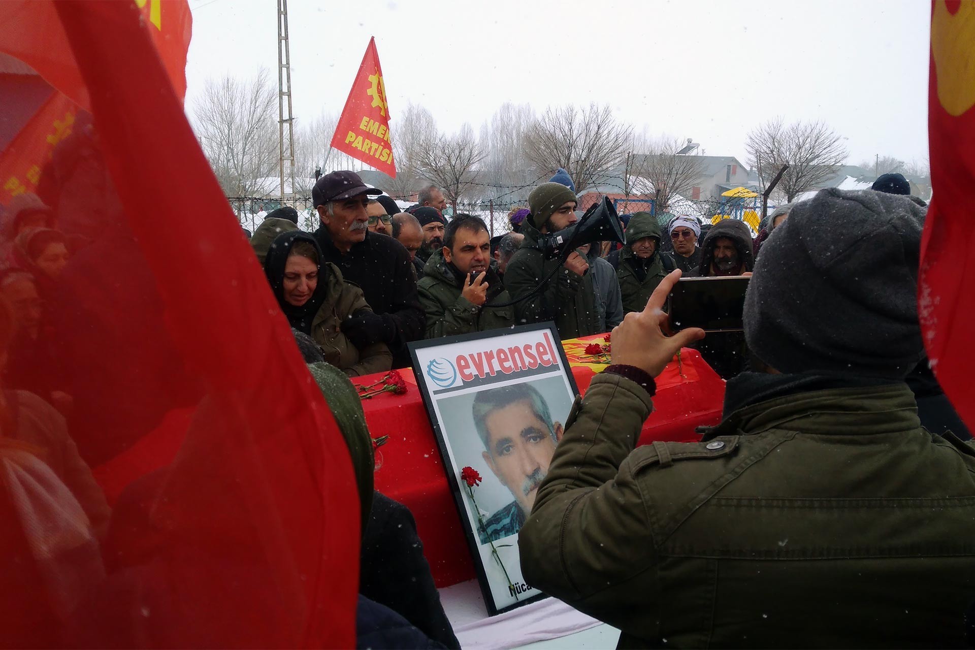 Cemal Dursun'un cenazesinde Ercüment Akdeniz konuşma yapıyor