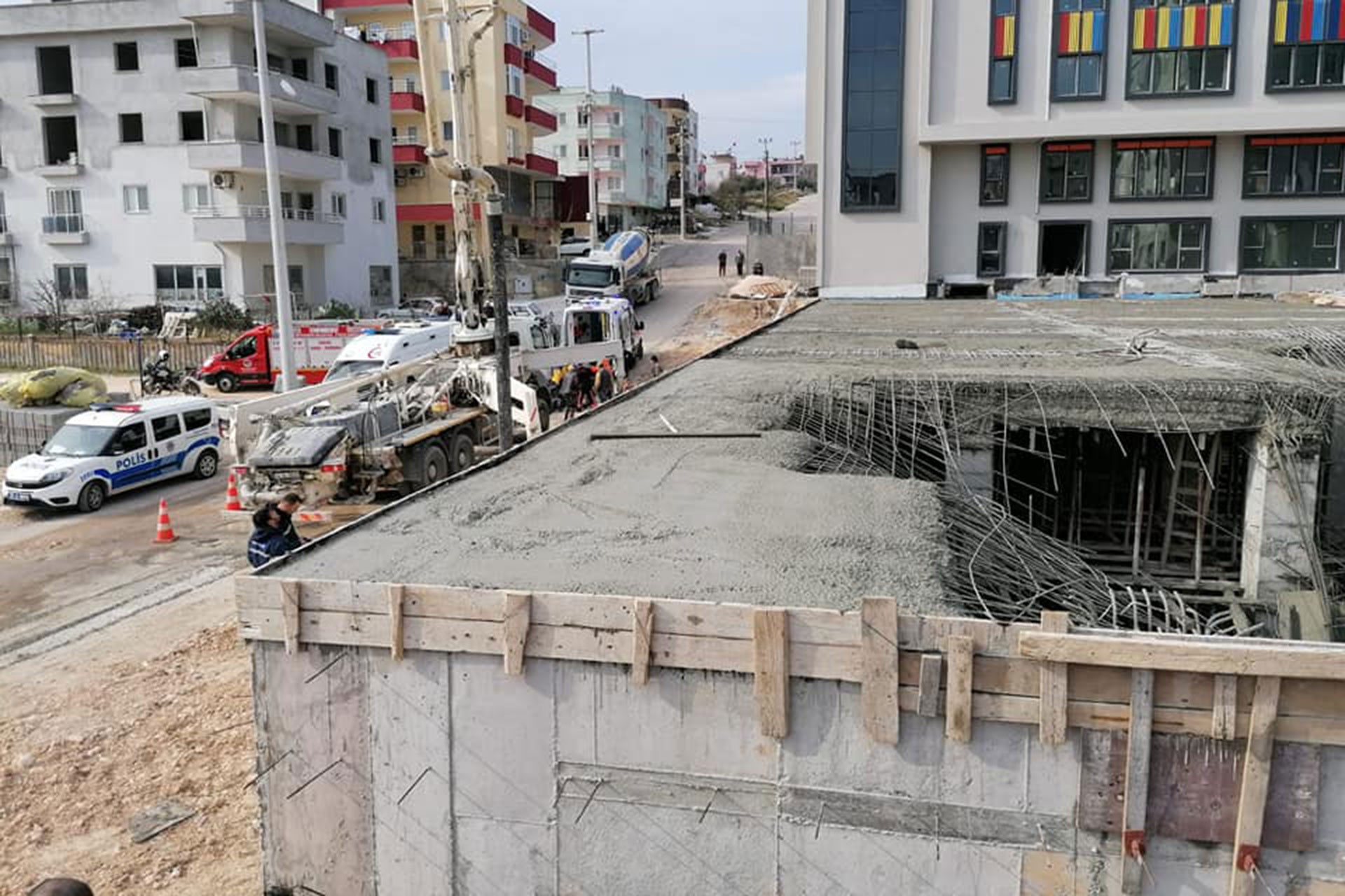 Beton kalıbı çöken inşaat (sağda)