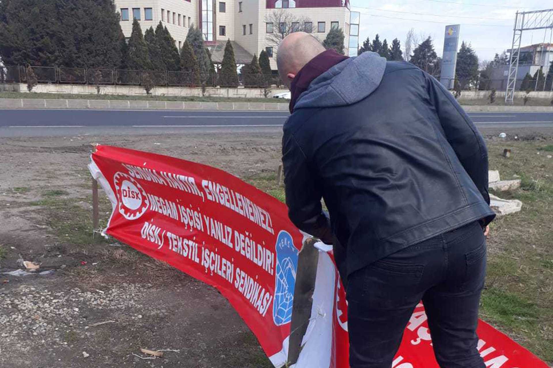 Megam Tekstil işçilerinin fabrika önüne astığı pankart