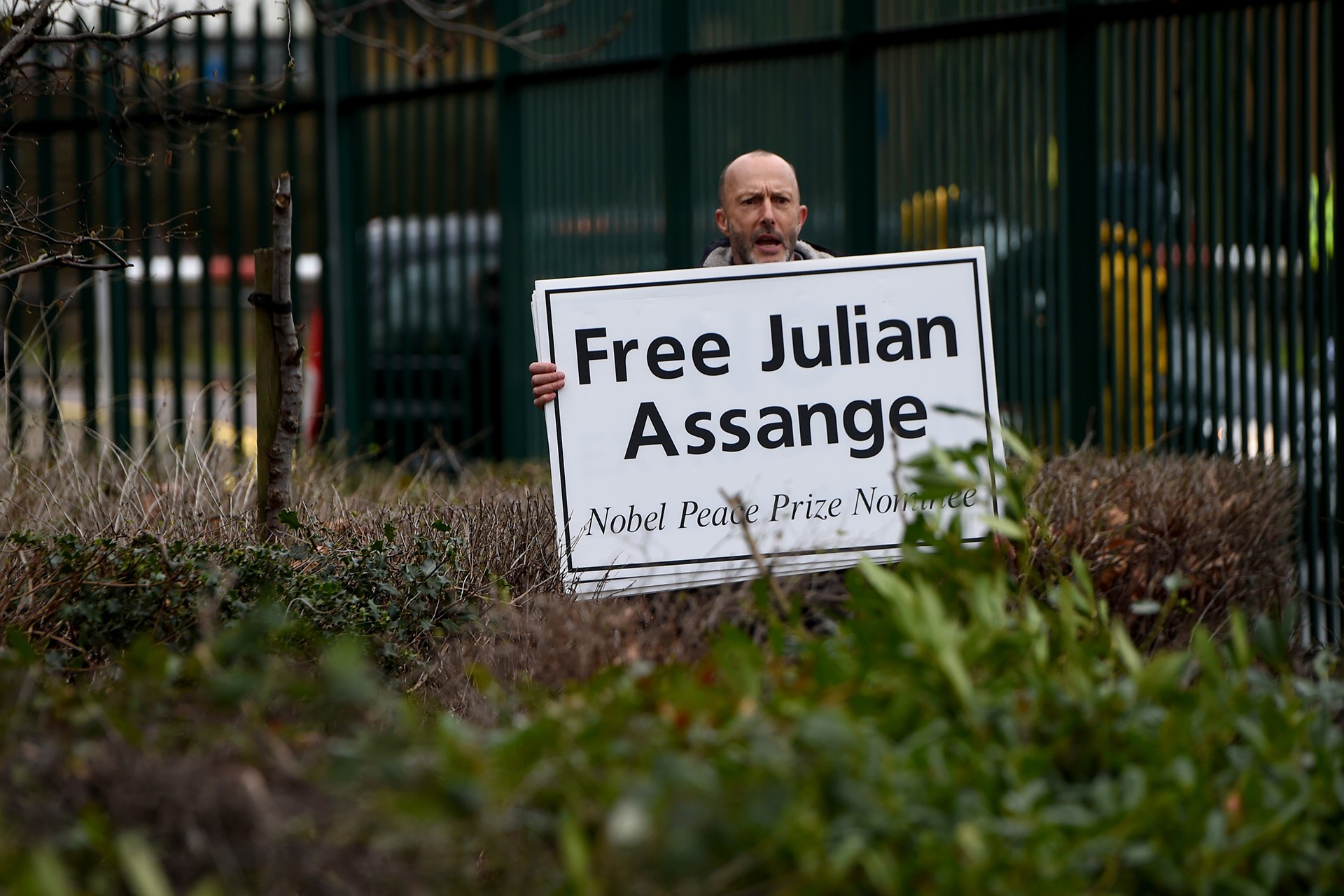 Belmarsh Hapishanesi önünde Assange'a destek gösterisi düzenledi