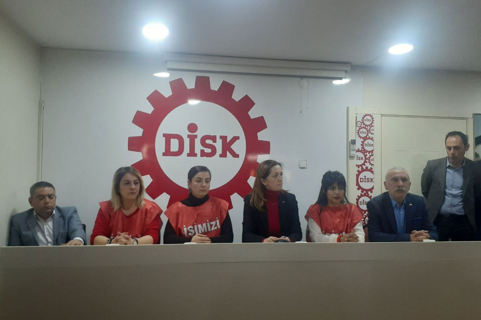 DİSK Genel Başkanı Arzu Çerkezoğlu'nun katılımı ile Bergama belediyesinden işten atılan işçilerle dayanışma için basın toplantısı düzenlendi