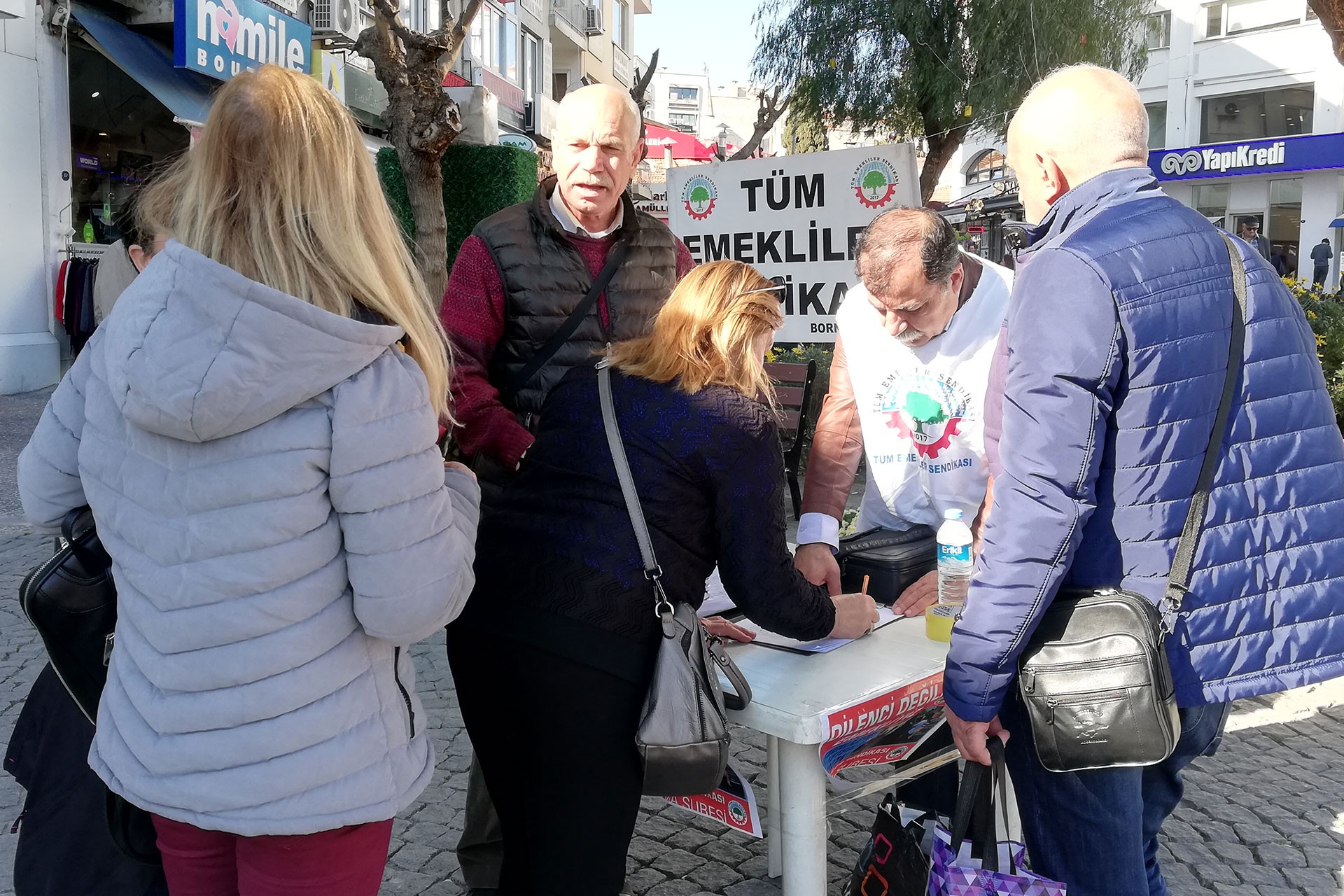 Tüm Emekli Sen emeklilerin promosyon hakkı için stant açarak imza topladı