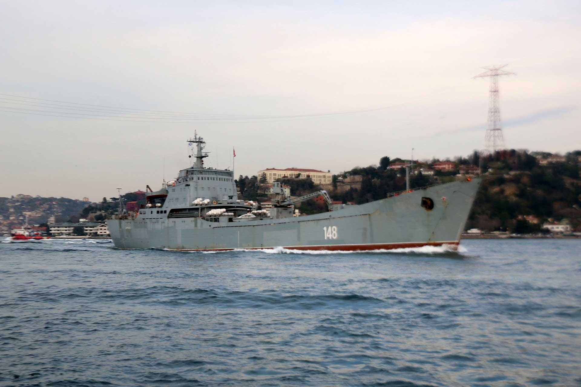 İstanbul Boğazından geçen Rus savaş gemisi