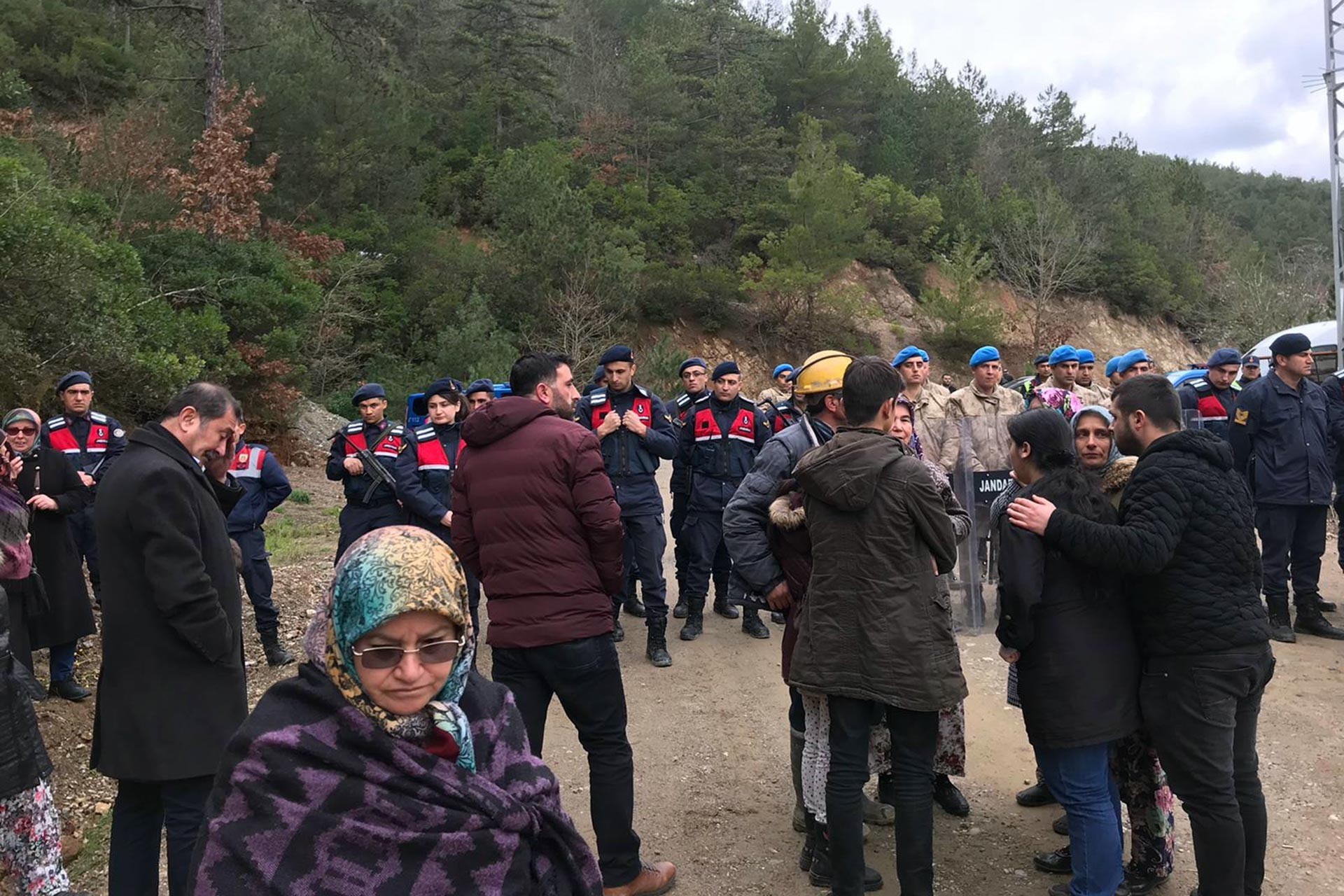 Madencilerin yakınları jandarma barikatı önünde