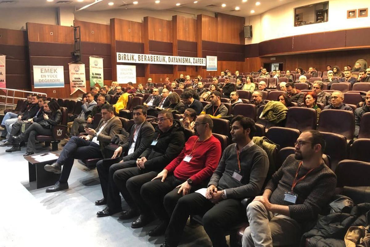 Tüm Bel Sen İzmir 1 No’lu Şubesinin genel kuurulunu izleyen delegeler.