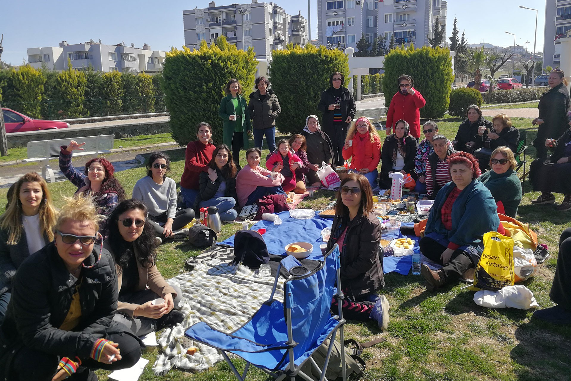 Aliağalı kadınlar 8 Mart öncesi Yeni Mahalle parkında bir araya geldi