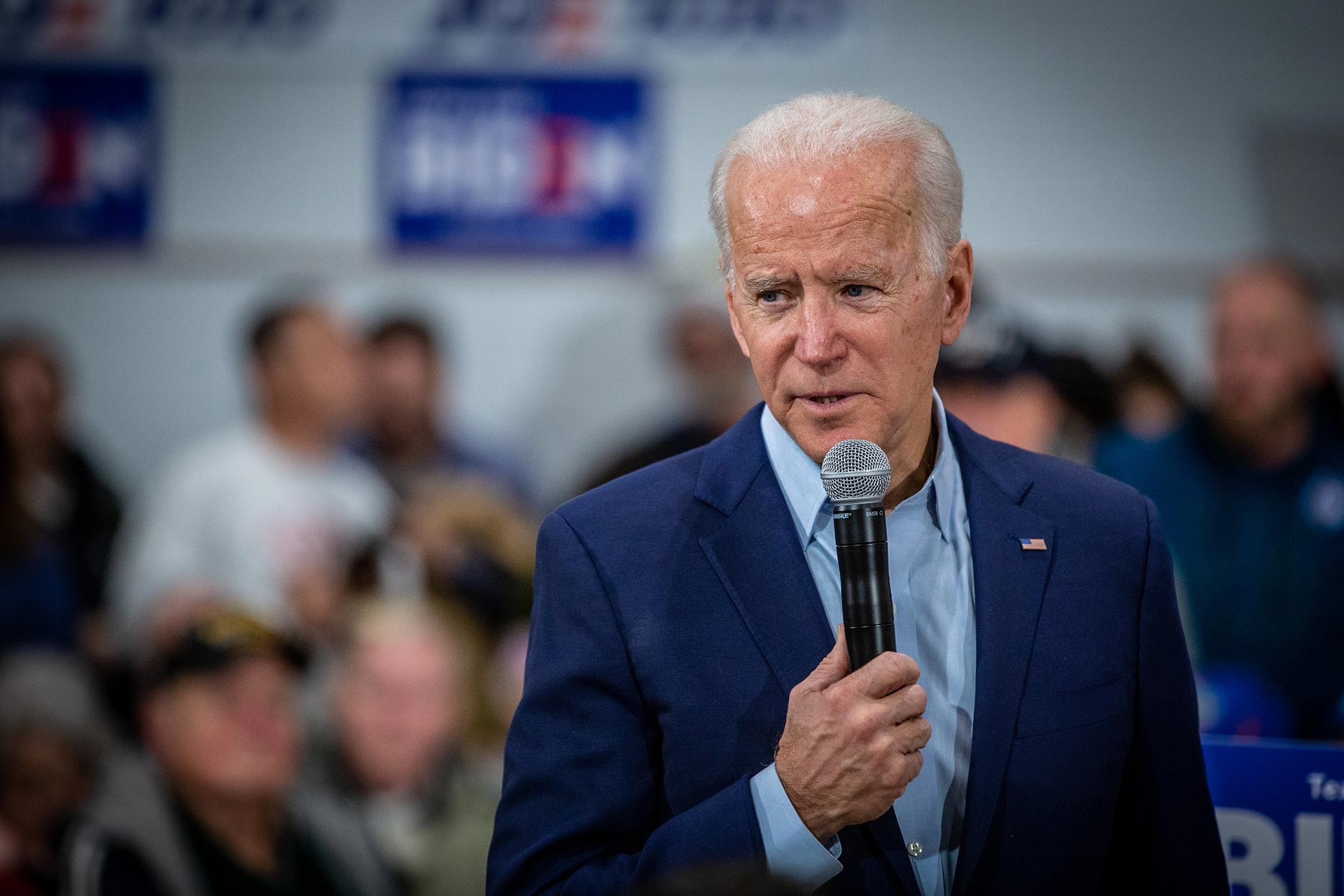 Joe Biden seçim kampanyası kapsamında gittiği okulun salonunda knuşma yapıyor.