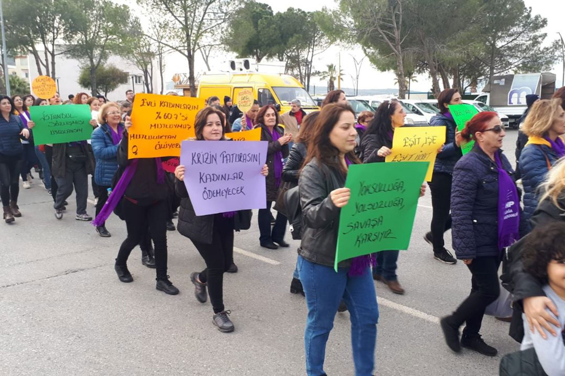 Aliağa Emek ve Demokrasi Platformu üyesi kadınlar