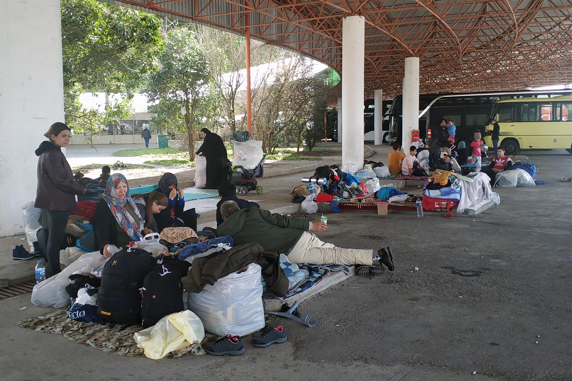 Edirne otogarında eşyaları ile bekleyen mülteciler