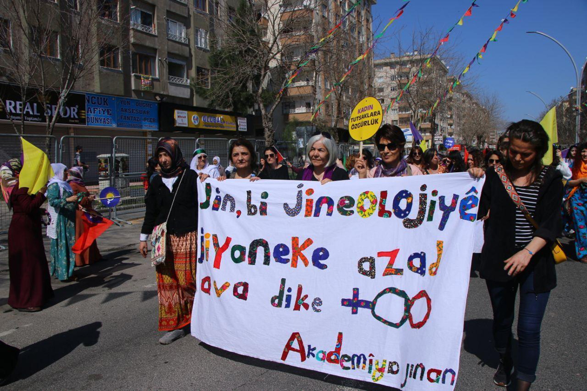 Diyarbakır'da kadınlar 8 mart için alanda