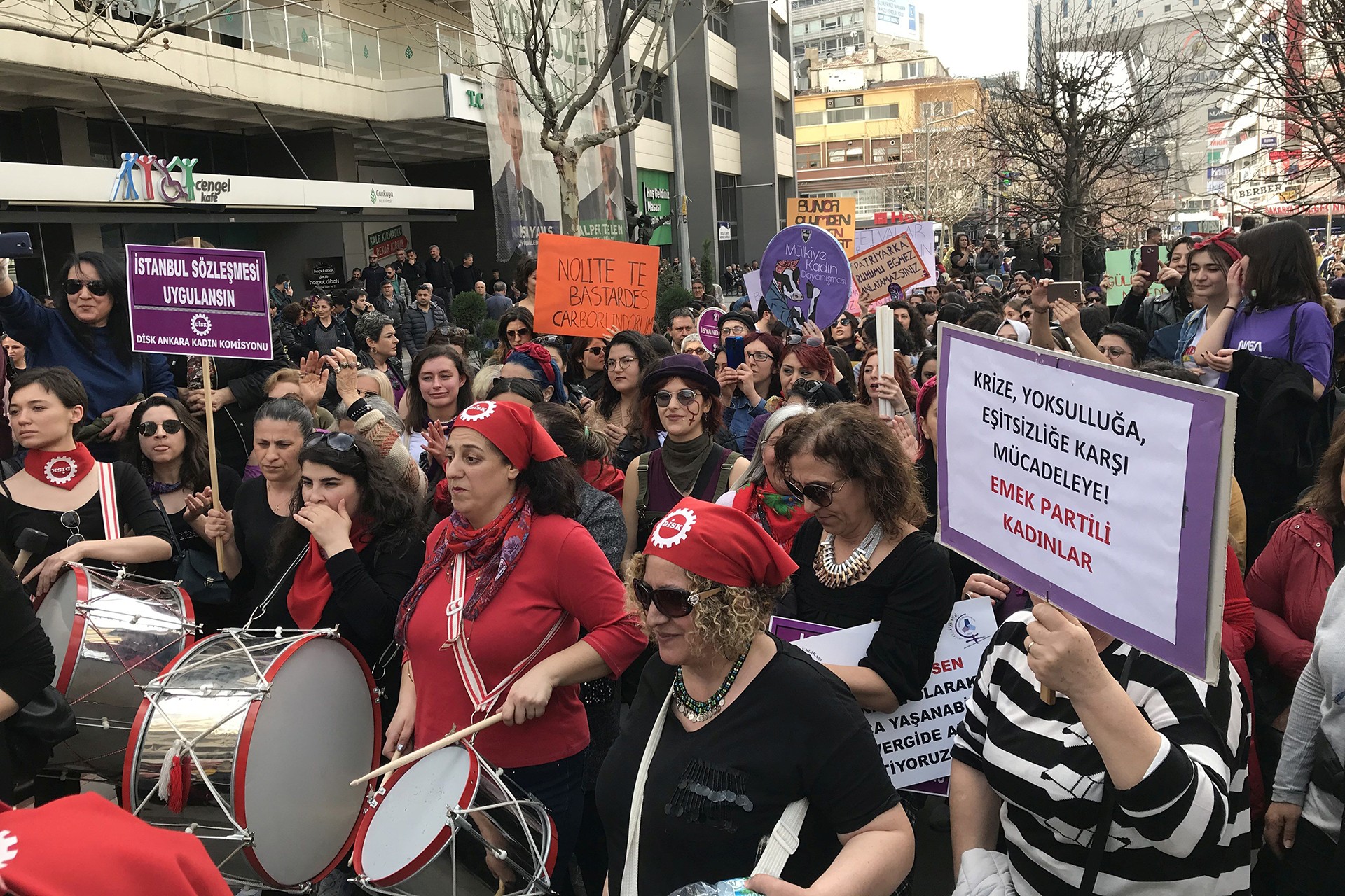 Ankara'da kadınlar talepleri ile alanda