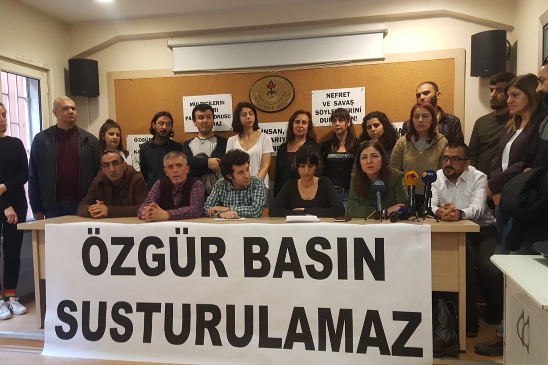 Özgür basın susturulamaz pankartı ve basın açıklamasına katılanlar