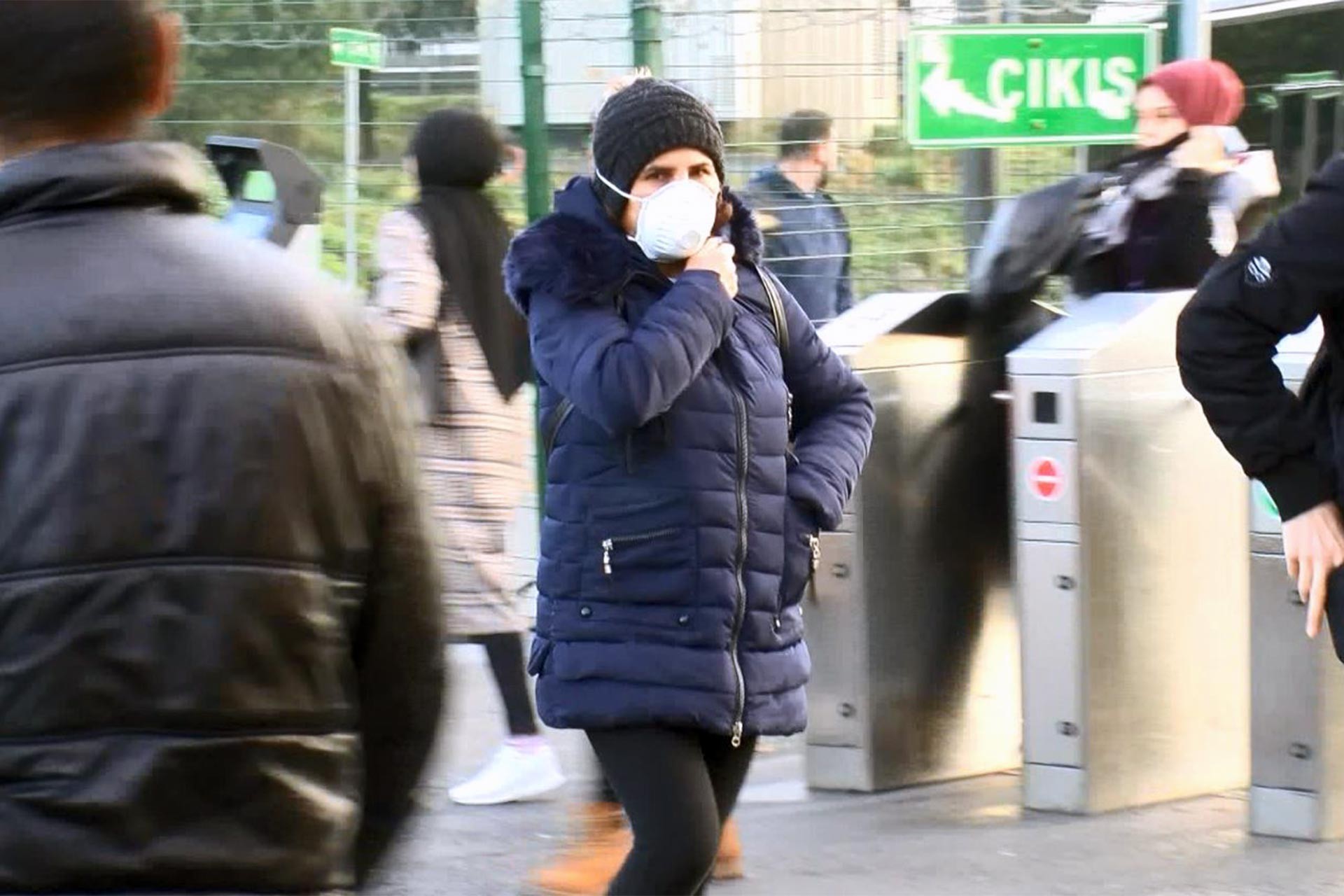 Metrobüs gişesinde yürüyen maskeli vatandaş
