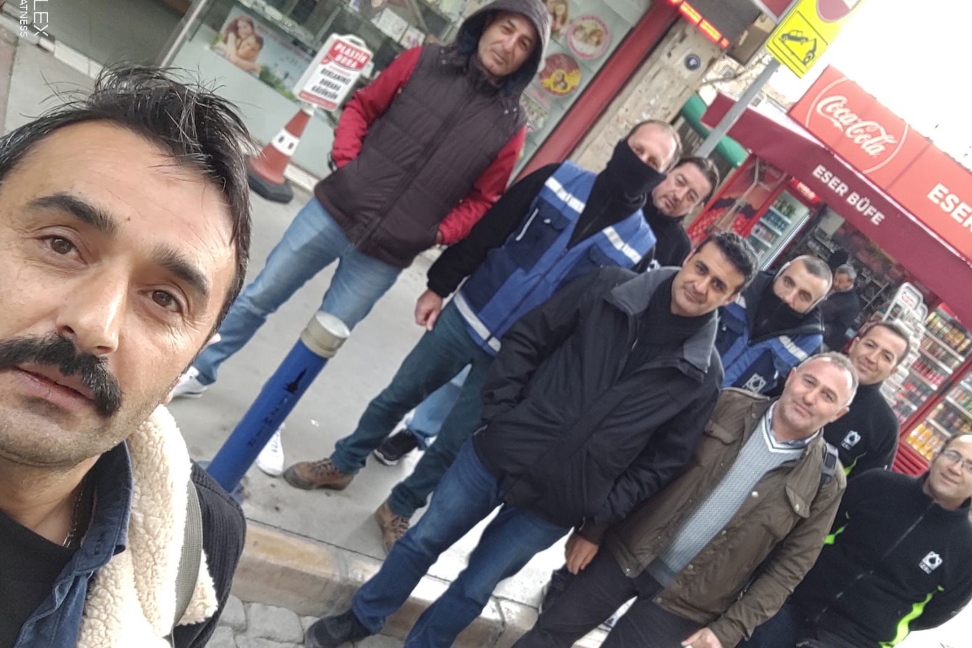 İzmir Büyükşehir Belediyesine bağlı İZSU'da işçiler koronavirüse dair alınmayan önlemlerden dolayı iş bıraktı