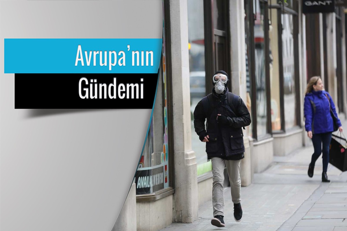 İngiltere'de koronavirüs (Kovid-19) salgını yüzünden dışarıda maske ve koruyucu gözlükle koşan bir erkek.