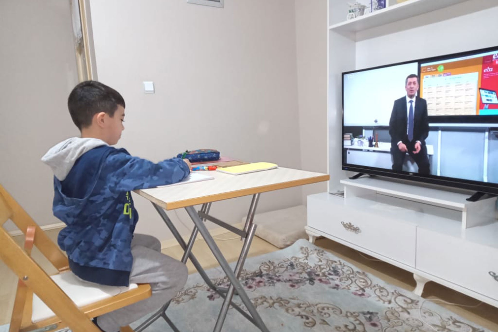 EBA TV'yi izleyen çocuk (solda)