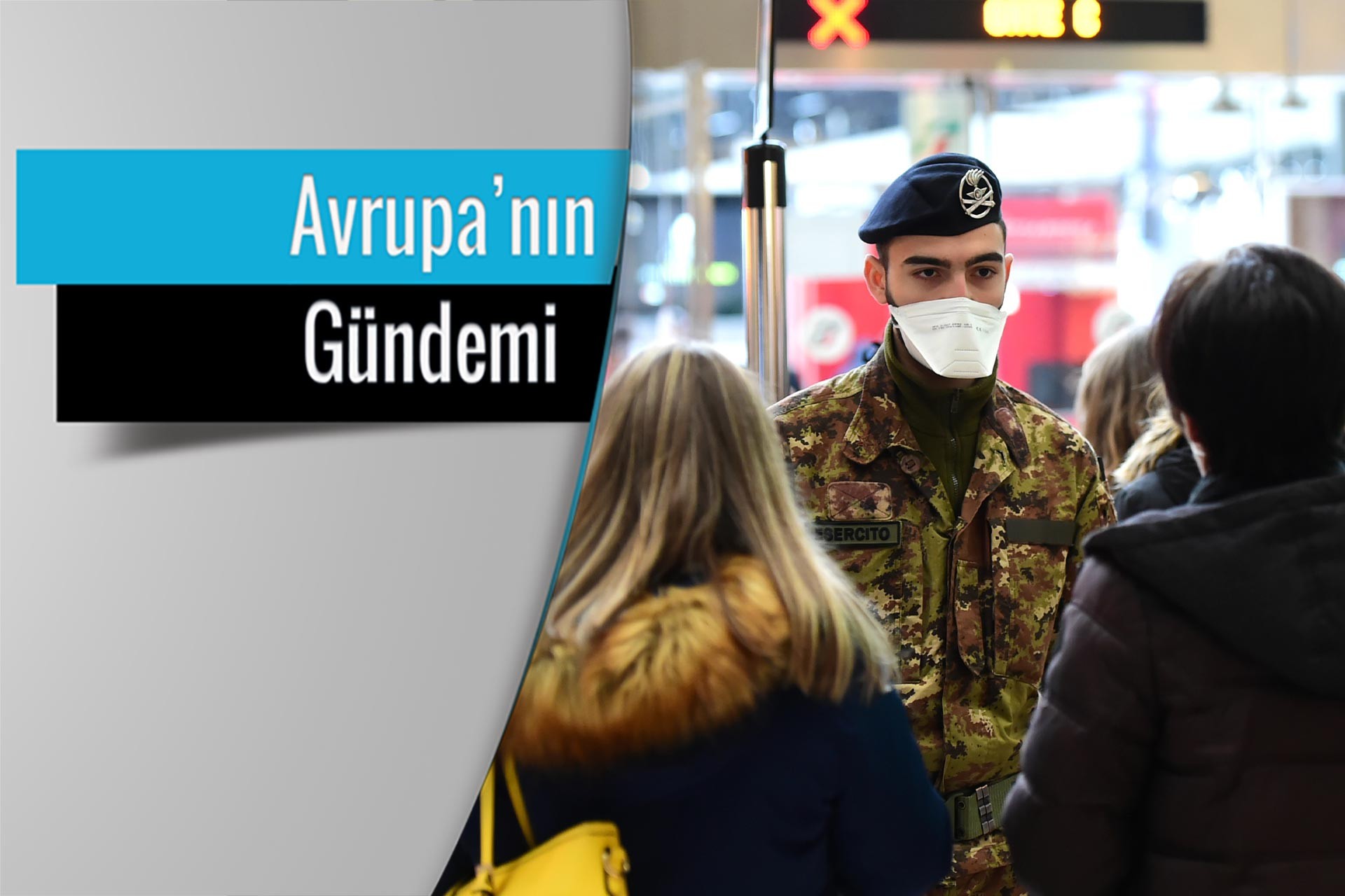 İtalya'da bir güvenlik personeli ve karşısında iki genç