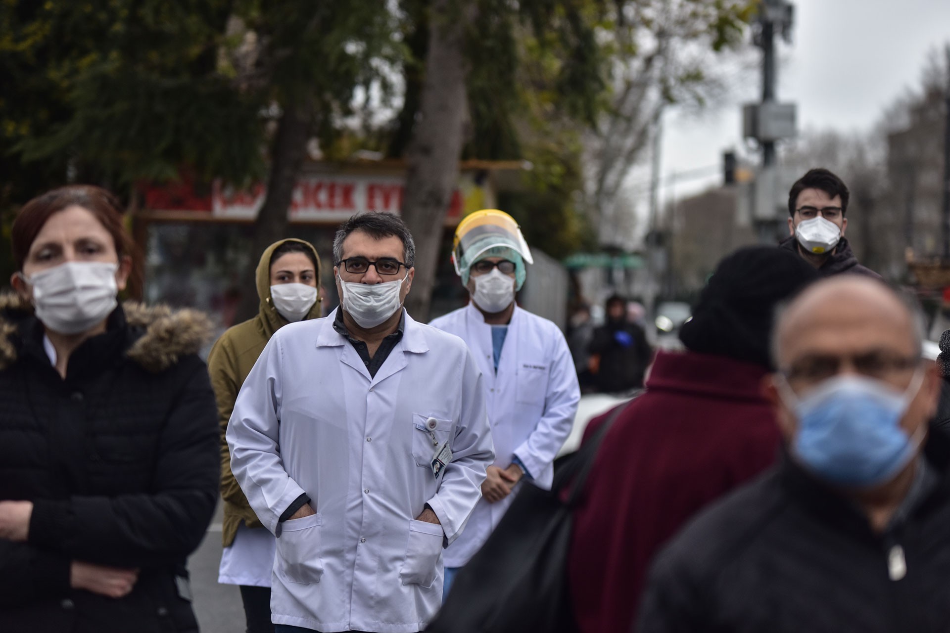 Prof. Dr. Cemil Taşçıoğlu için Çapa Tıp Fakültesi önünde yapılan saygı duruşu