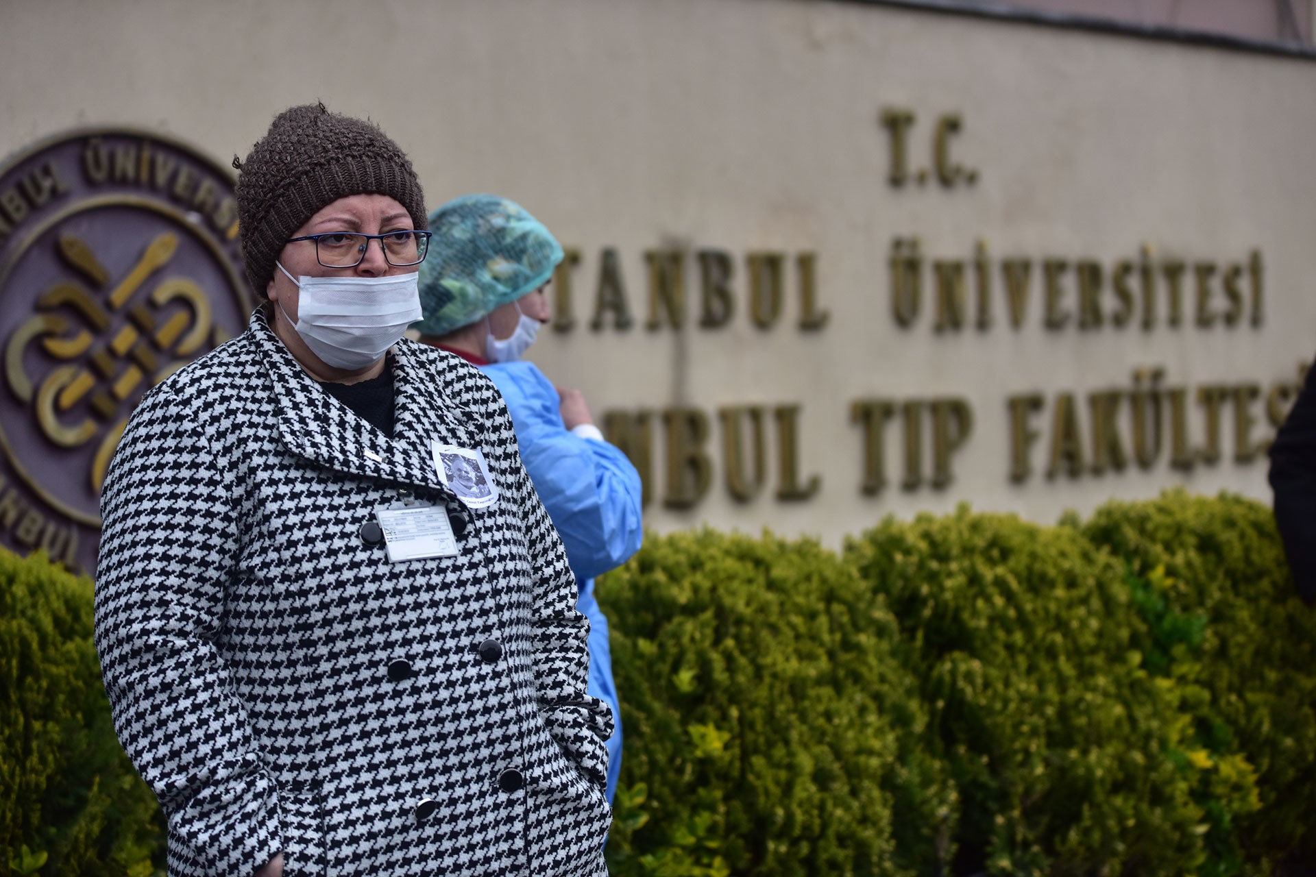 Prof. Dr. Cemil Taşçıoğlu için Çapa Tıp Fakültesi önünde yapılan saygı duruşu