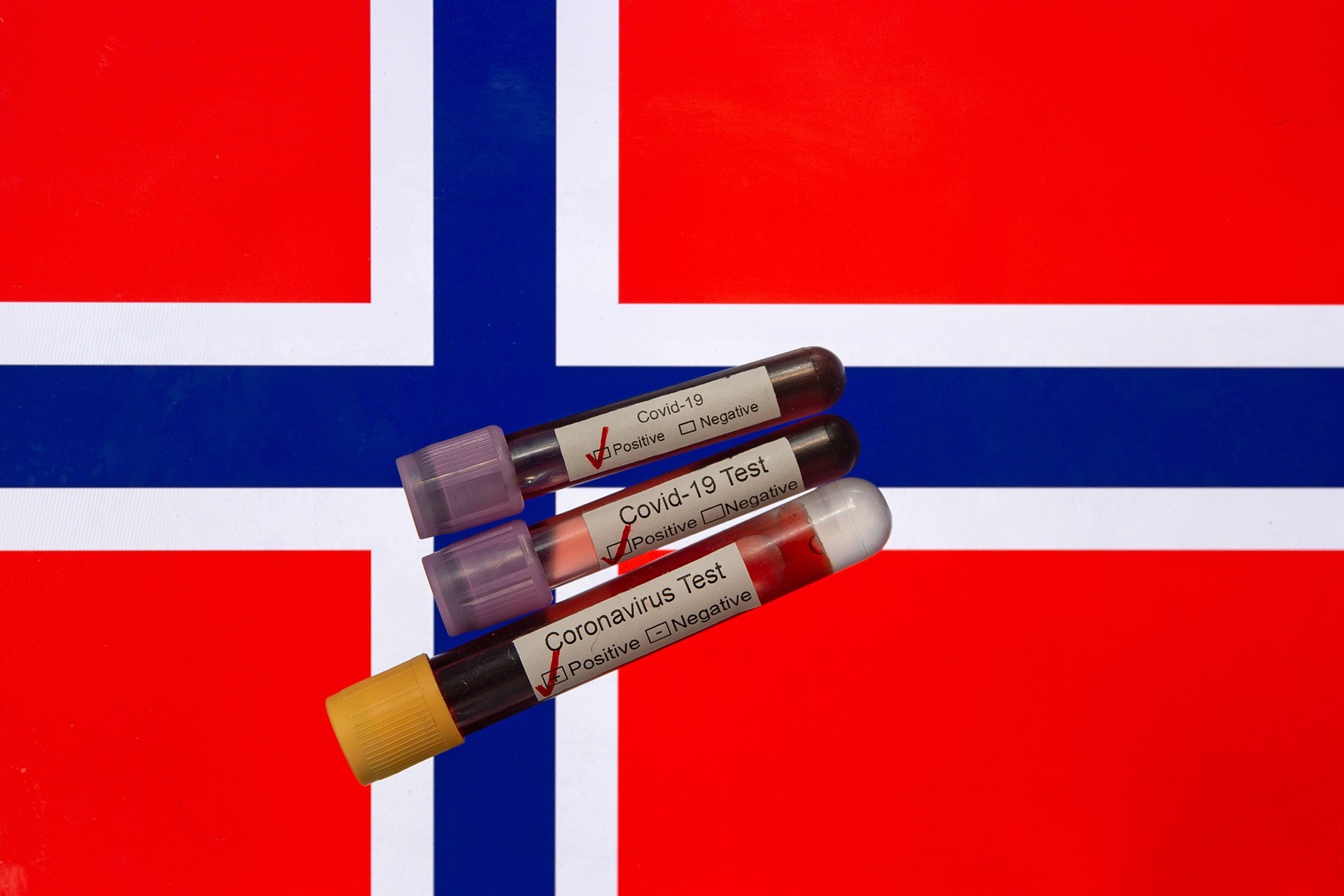 Norveç bayrağı ve Kovid-19 testi