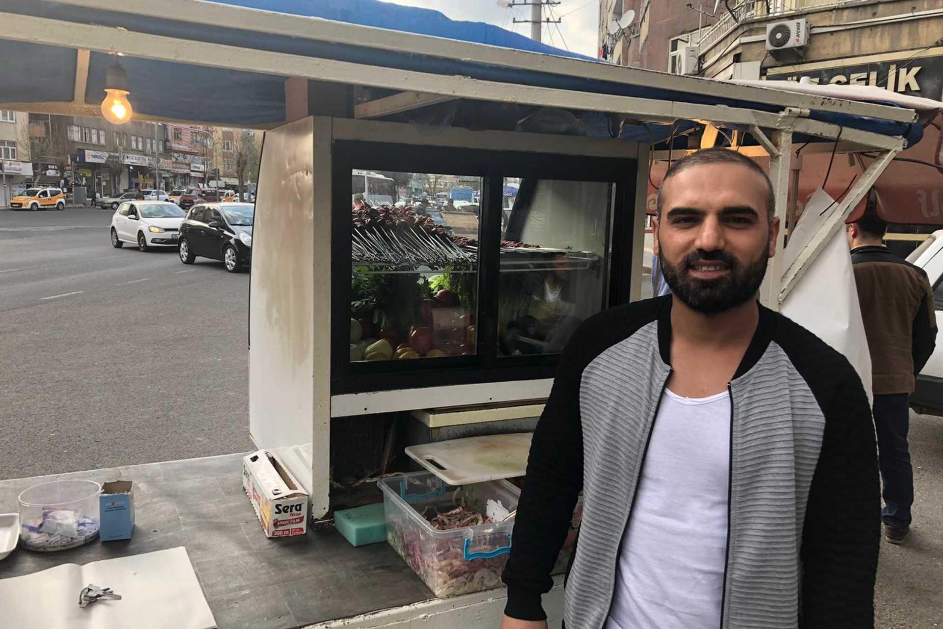 Diyarbakır'da seyyar ciğer tezgahı kurarak geçimini sağlamaya çalışan Ferit Küntaş.