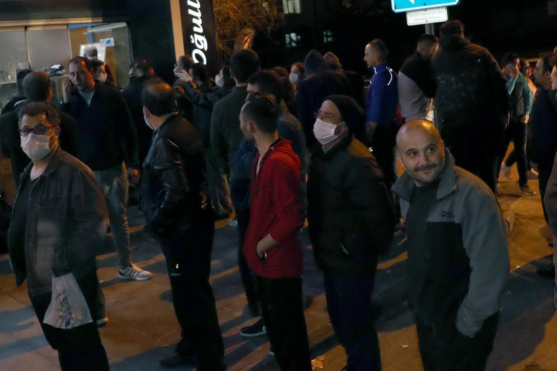 Kayseri'de sokağa çıkma yasağı öncesi sokağa çıkan vatandaşlar