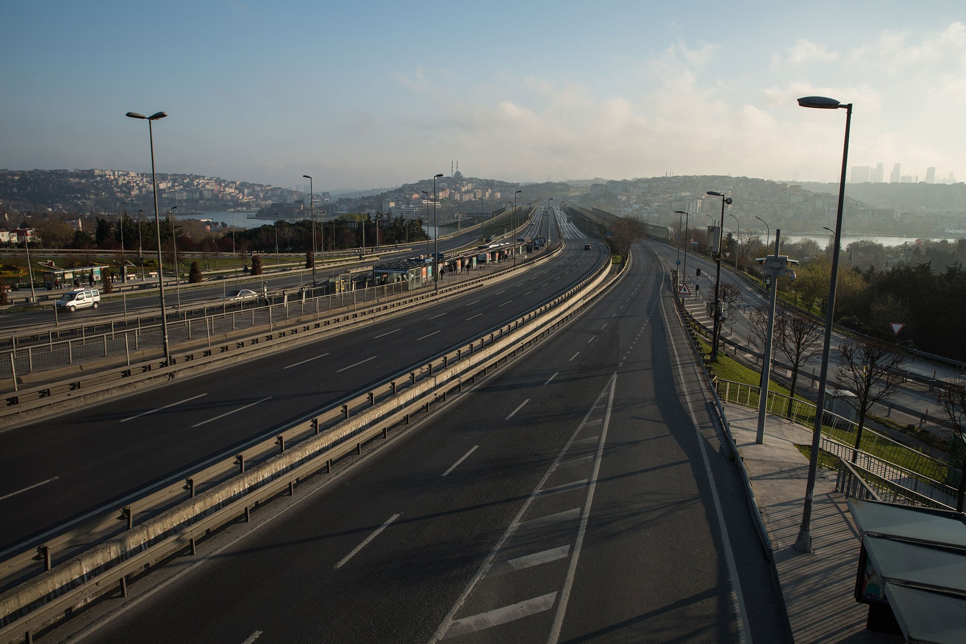 Sokağa çıkma yasağında İstanbul'da boş yollar.