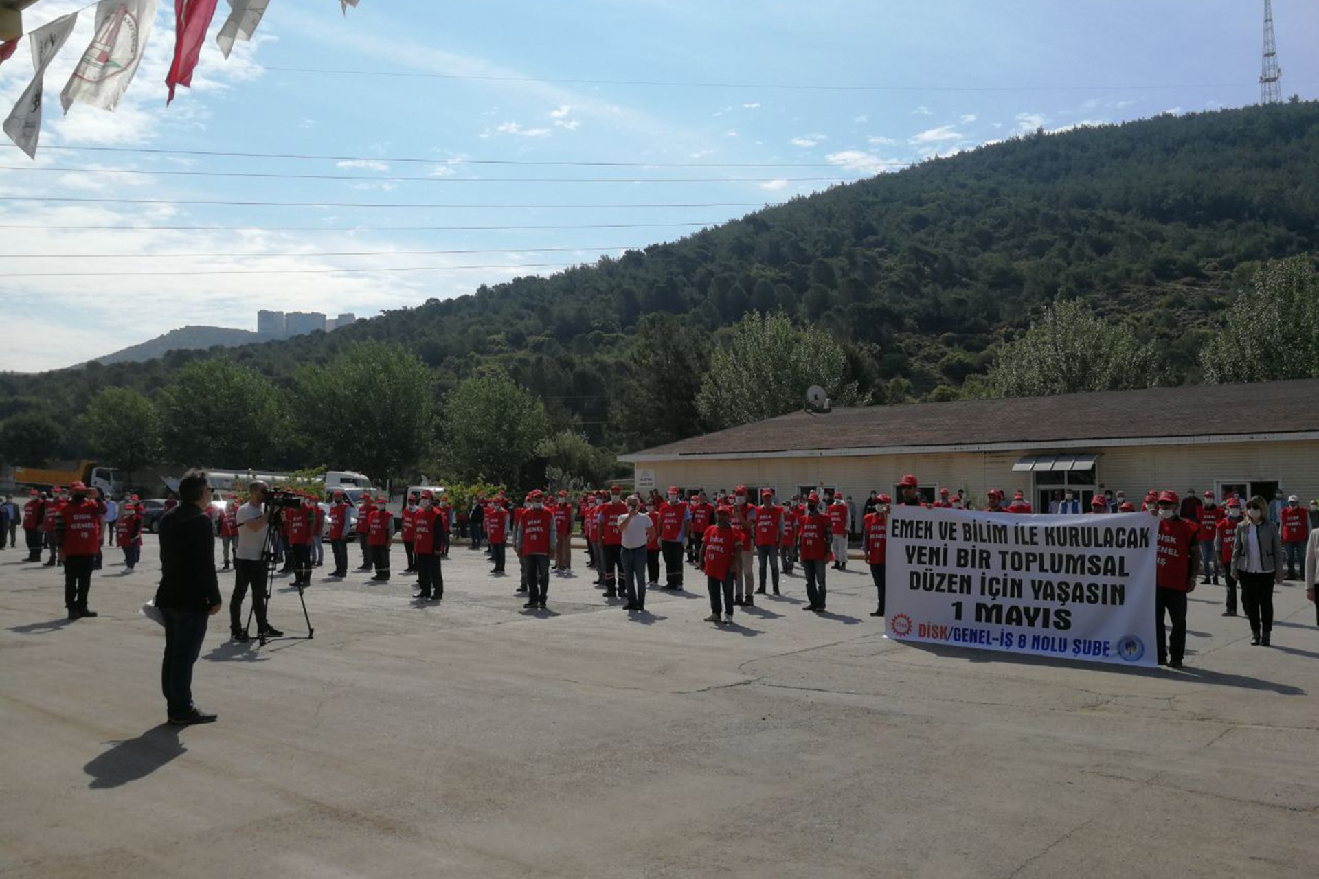 Karşıyaka Belediyesi işçileri, belediye şantiyesinde1 Mayıs'ı kutladı 