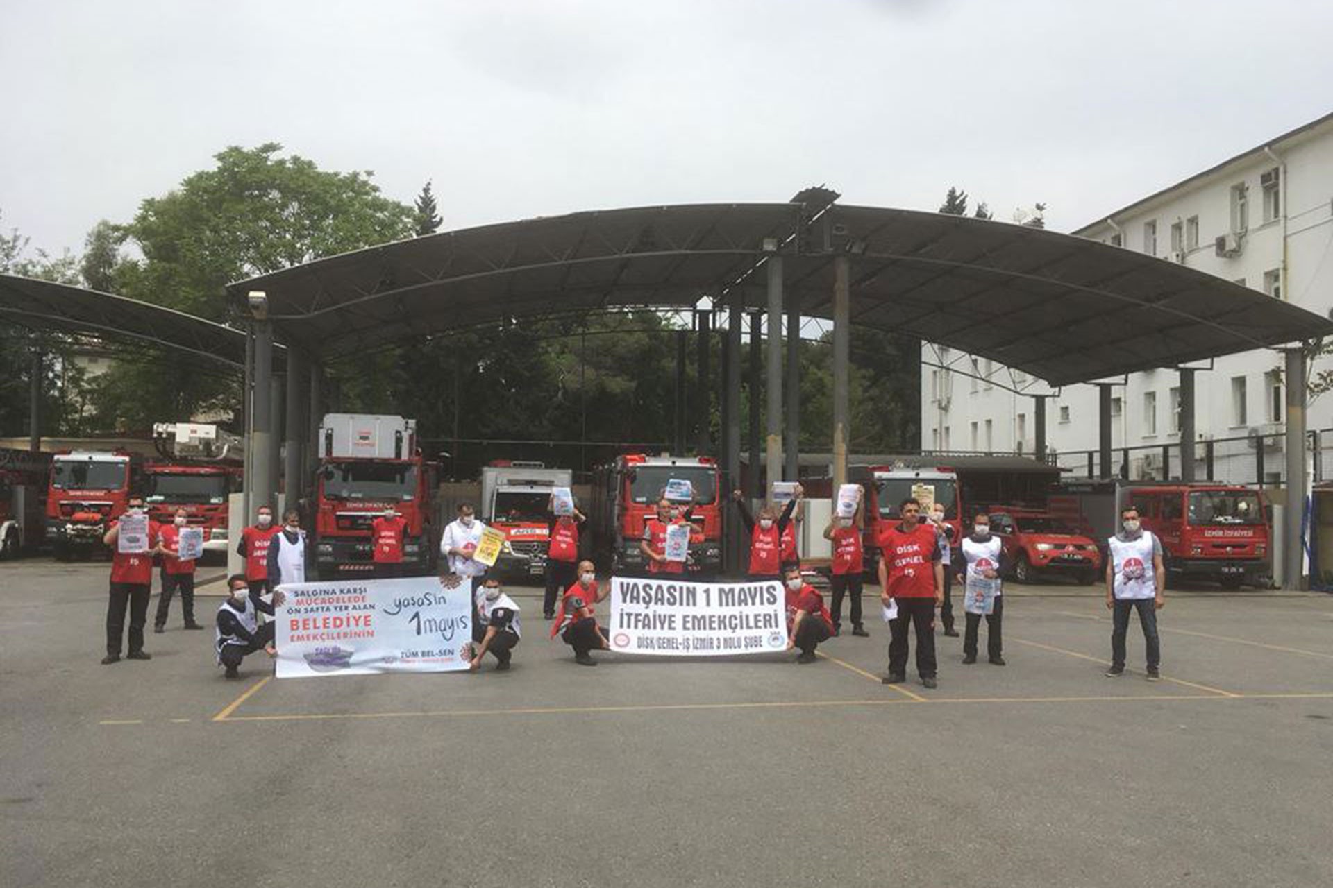 Genel-İş İzmir 3 No'lu Şube ve Tüm Bel-Sen İzmir 1 No'lu Şube itfaiye işçileri ile 1 Mayıs'ı kutlarken.