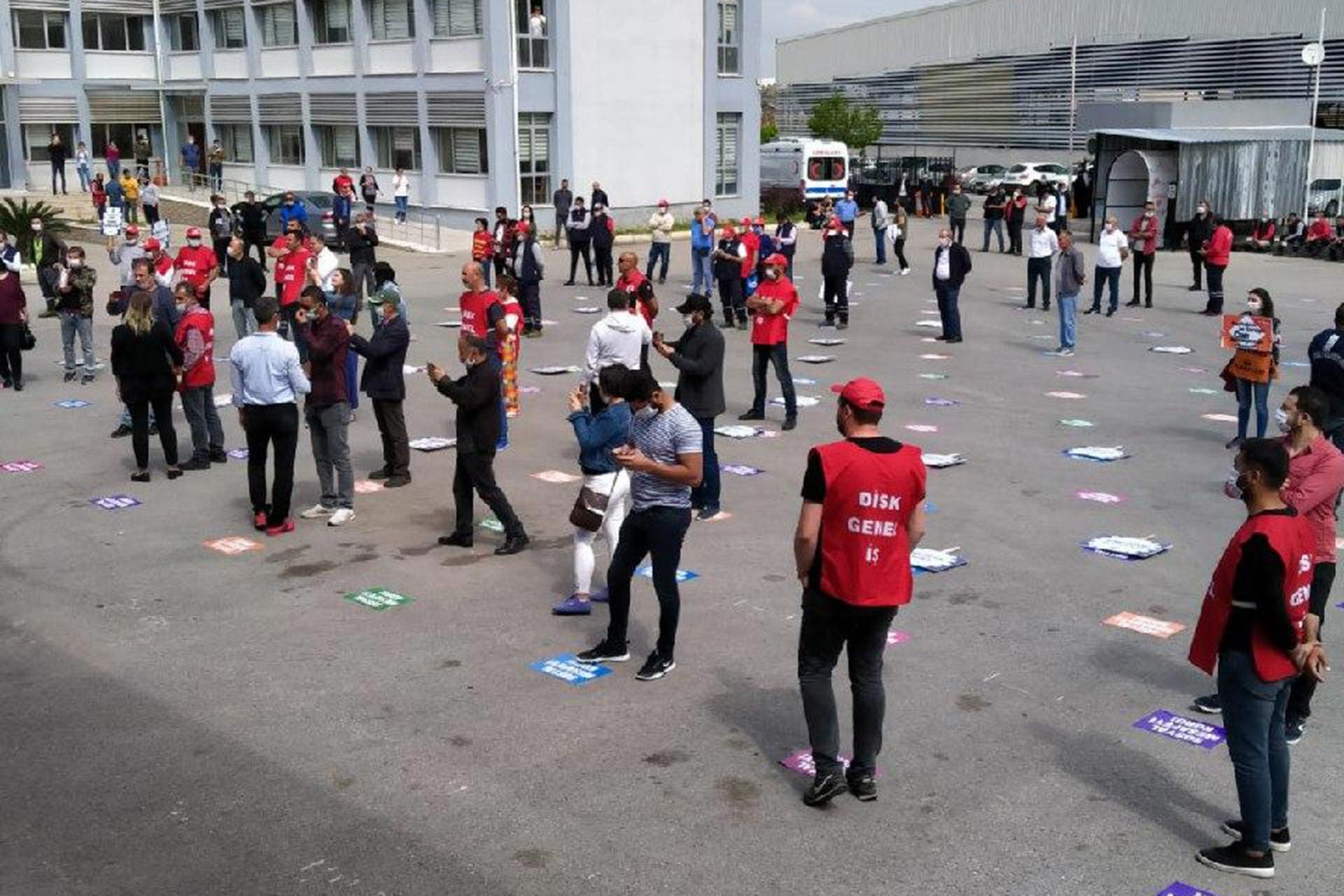 Çiğli Belediyesi Harmandalı şantiyesinde işçiler örgütlü oldukları sendika Genel-İş 8 No’lu Şube yönetici ve temsilcileri ile 1 Mayıs'ı kutladı. 